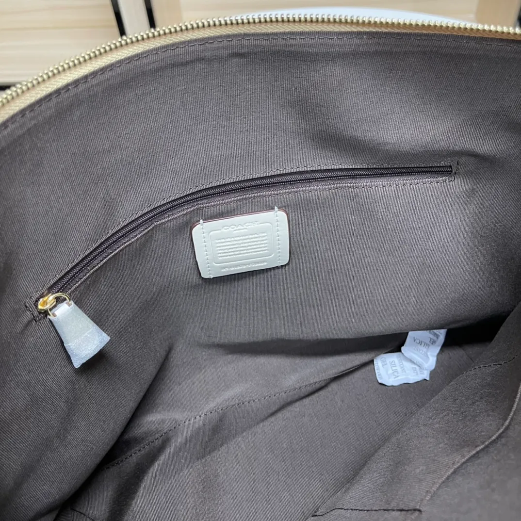 Top original order batch 420💰coach/Coach new model 79609, the upper body effect is super good, women's PVC single shoulder casual trendy women's bag tote bag, size 32.28.13,