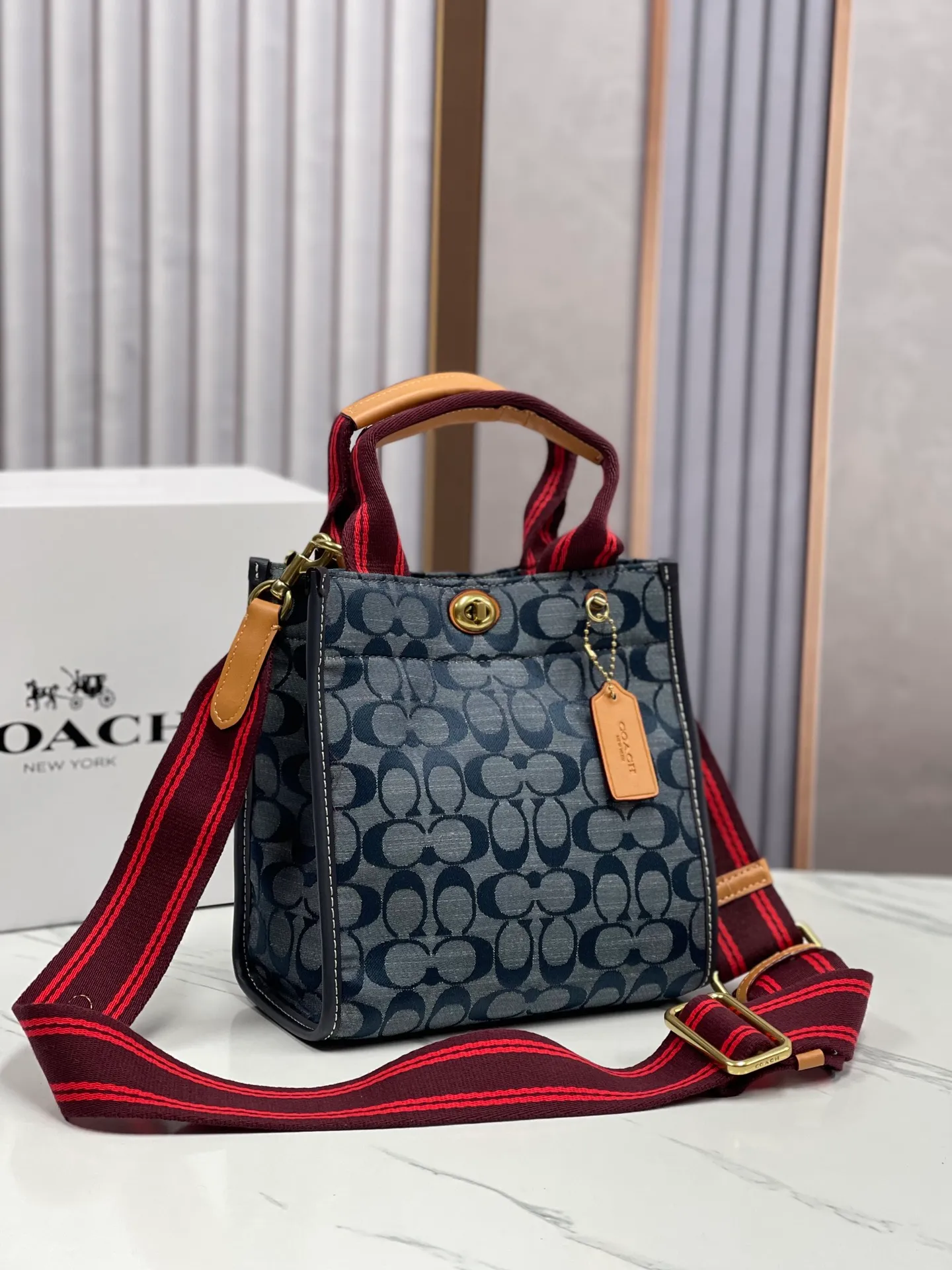 Batch 440💰Coach/Coach new model 3663, new Shambre Tote, LV special color-changing tree paste leather, with classic C-shaped LOGO cloth, exquisite handwork, ready stock, size: 22*21*12cm.