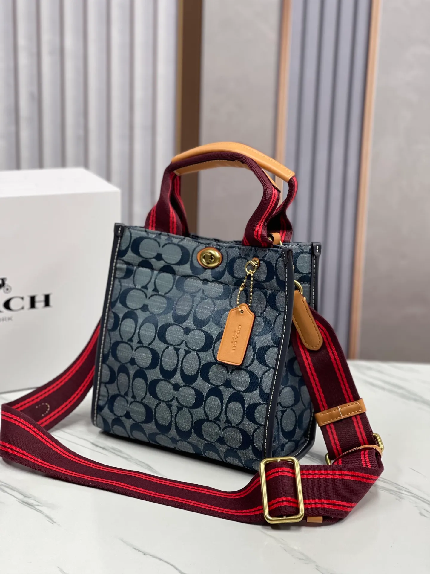 Batch 440💰Coach/Coach new model 3663, new Shambre Tote, LV special color-changing tree paste leather, with classic C-shaped LOGO cloth, exquisite handwork, ready stock, size: 22*21*12cm.