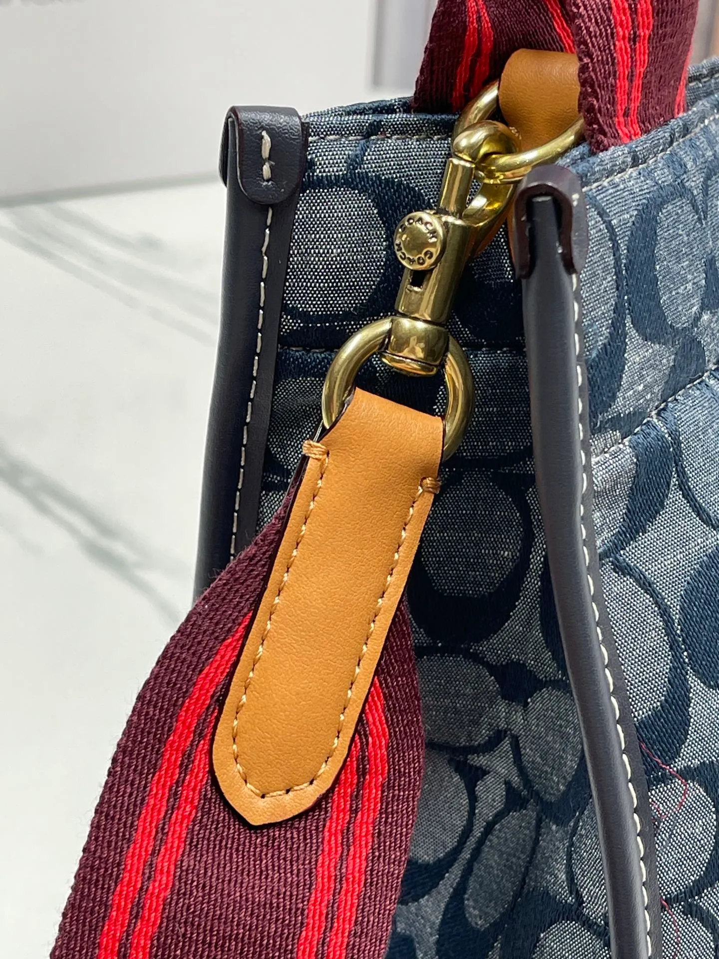 Batch 440💰Coach/Coach new model 3663, new Shambre Tote, LV special color-changing tree paste leather, with classic C-shaped LOGO cloth, exquisite handwork, ready stock, size: 22*21*12cm.