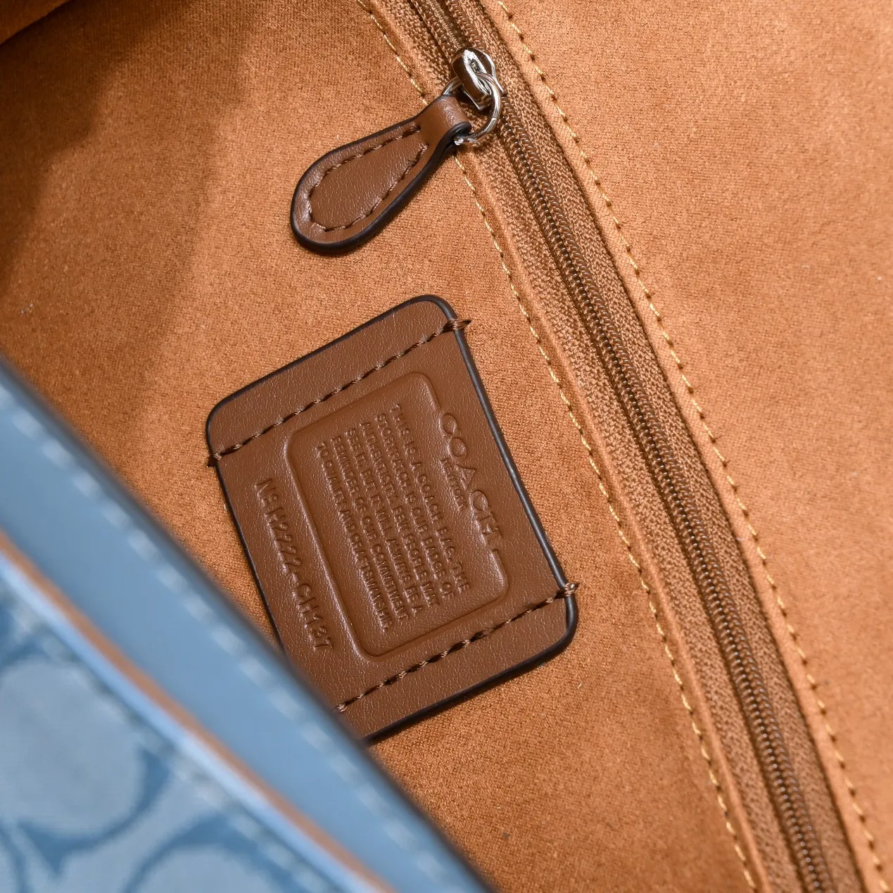 P440 [Top original order] COACH Shambre MORGAN shoulder bag CH137 haze blue, very fresh, combined with silver metal accessories to highlight the sense of luxury. The bag shape is a baguette bag shape, and it combines the styling design of the Dionysus bag. The whole bag is very beautiful and practical. Versatile and timeless! Size:26.5*14*6.5cm