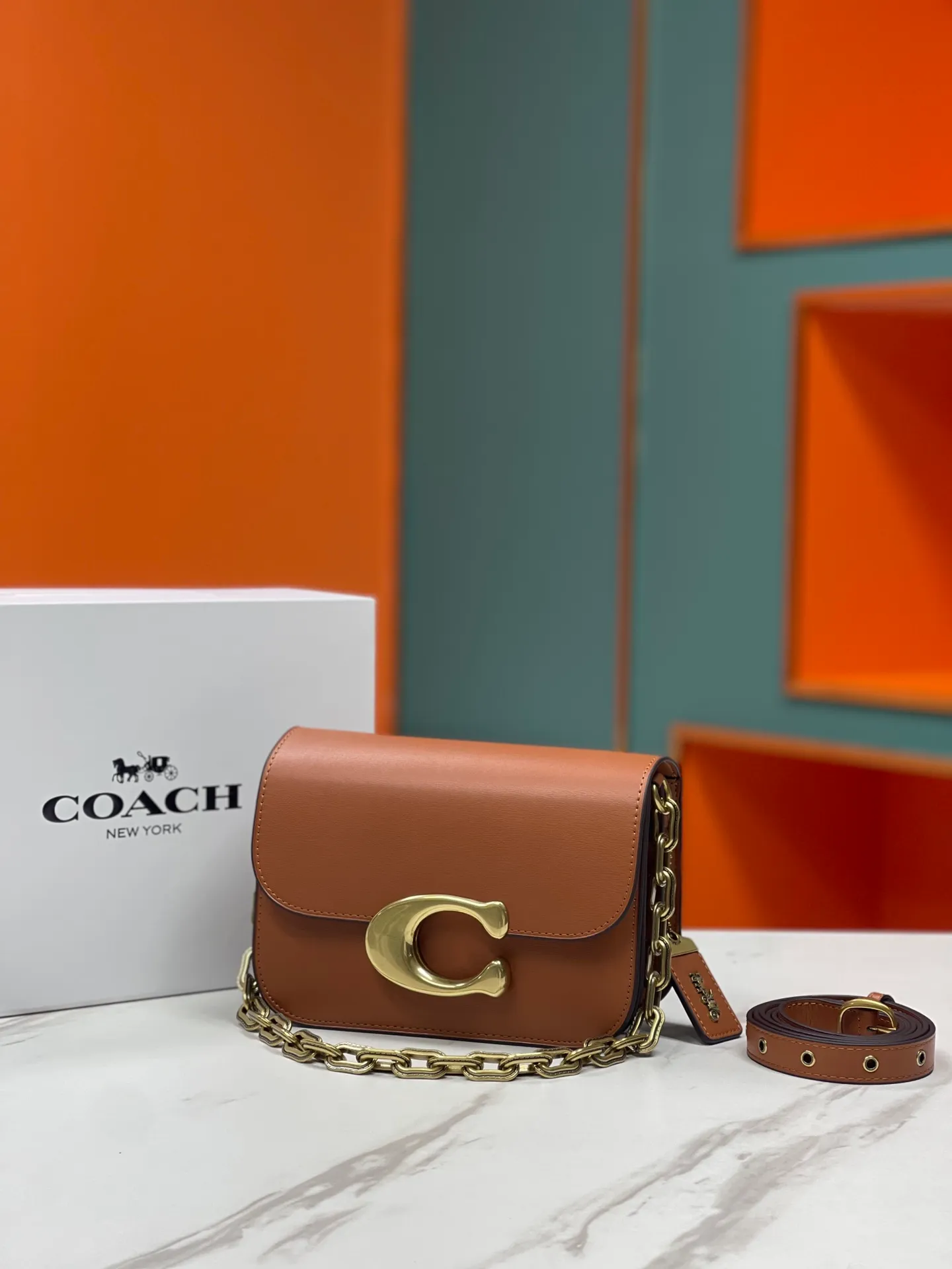 Batch 500💰💃Coach’s latest crossbody bag💐 model CM587. The shoulder strap design has a full score of 100. The leather detachable shoulder strap is also equipped with a retro old chain + leather shoulder strap. The big brand logo C is particularly obvious. The accordion-style compartment is lined with three large compartments of Napa sheepskin and a zipper compartment. The texture is very good! #coach新的 #chain包 Size 21CM