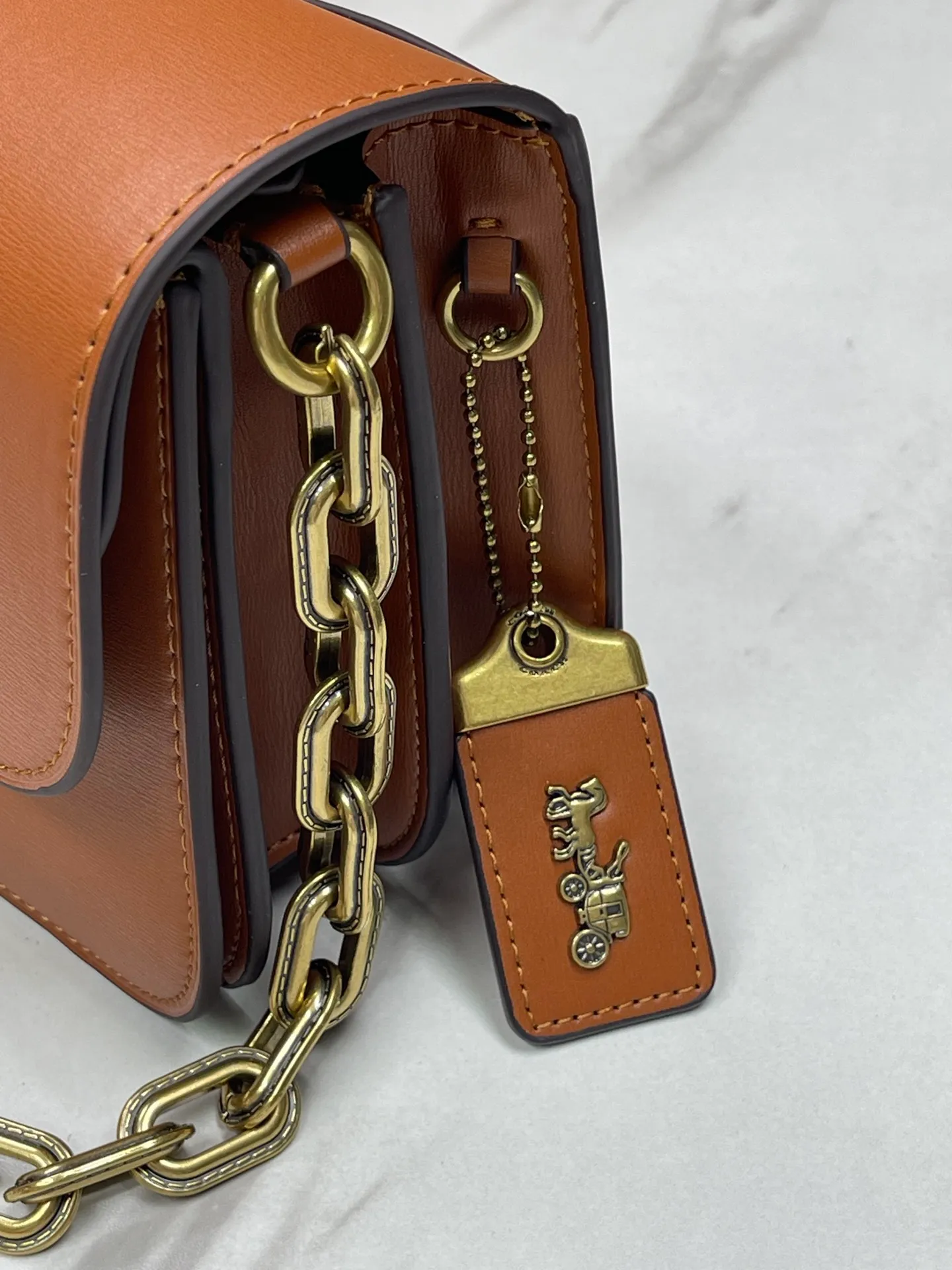 Batch 500💰💃Coach’s latest crossbody bag💐 model CM587. The shoulder strap design has a full score of 100. The leather detachable shoulder strap is also equipped with a retro old chain + leather shoulder strap. The big brand logo C is particularly obvious. The accordion-style compartment is lined with three large compartments of Napa sheepskin and a zipper compartment. The texture is very good! #coach新的 #chain包 Size 21CM