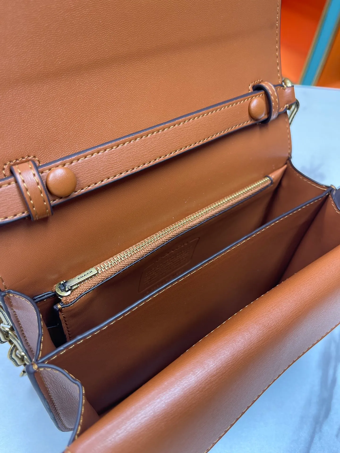 Batch 500💰💃Coach’s latest crossbody bag💐 model CM587. The shoulder strap design has a full score of 100. The leather detachable shoulder strap is also equipped with a retro old chain + leather shoulder strap. The big brand logo C is particularly obvious. The accordion-style compartment is lined with three large compartments of Napa sheepskin and a zipper compartment. The texture is very good! #coach新的 #chain包 Size 21CM