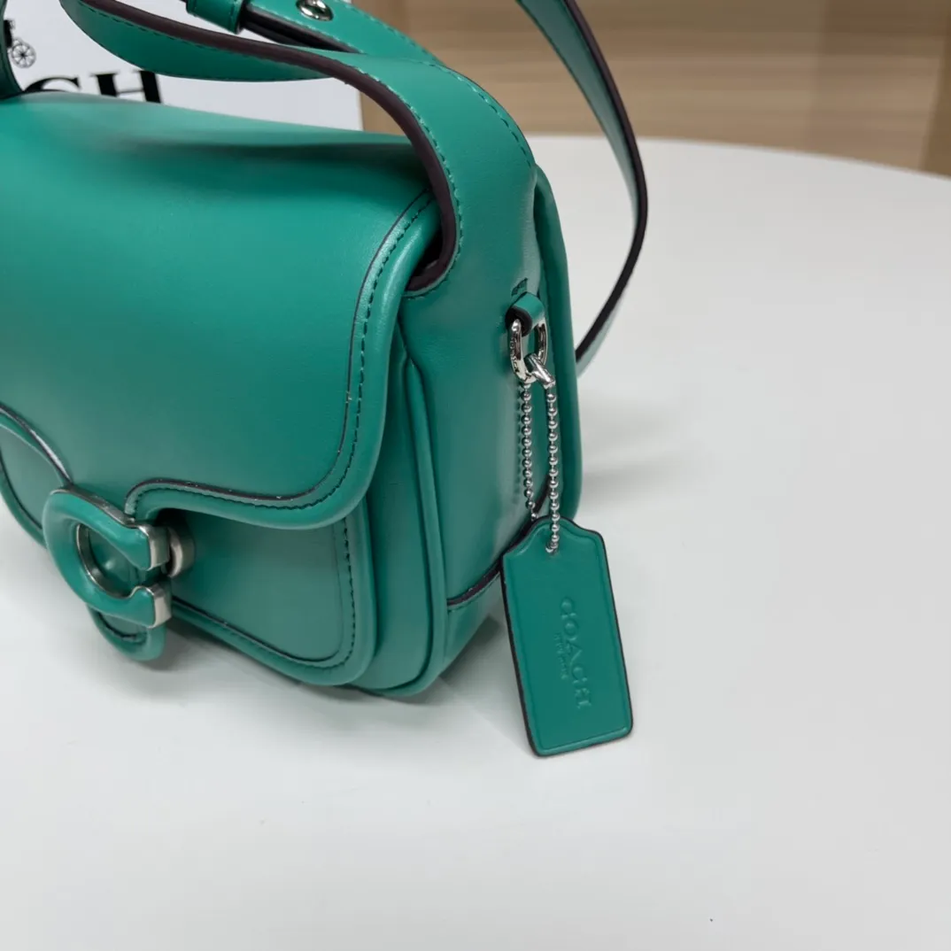 Top original order batch 460💰coach/Coach new model CJ846 CK019 CK020 Ck955 Tabby Messenger Retro and cute, a bit like a saddle bag, made of cowhide, soft and plump. The body of the bag is full of youthful vitality. It is compact, but has a lot of space. There is also a small button bag in the front that can be used as a small item. It is a bag that combines beauty and practicality. White, refreshing and clean Size: 19*14*7