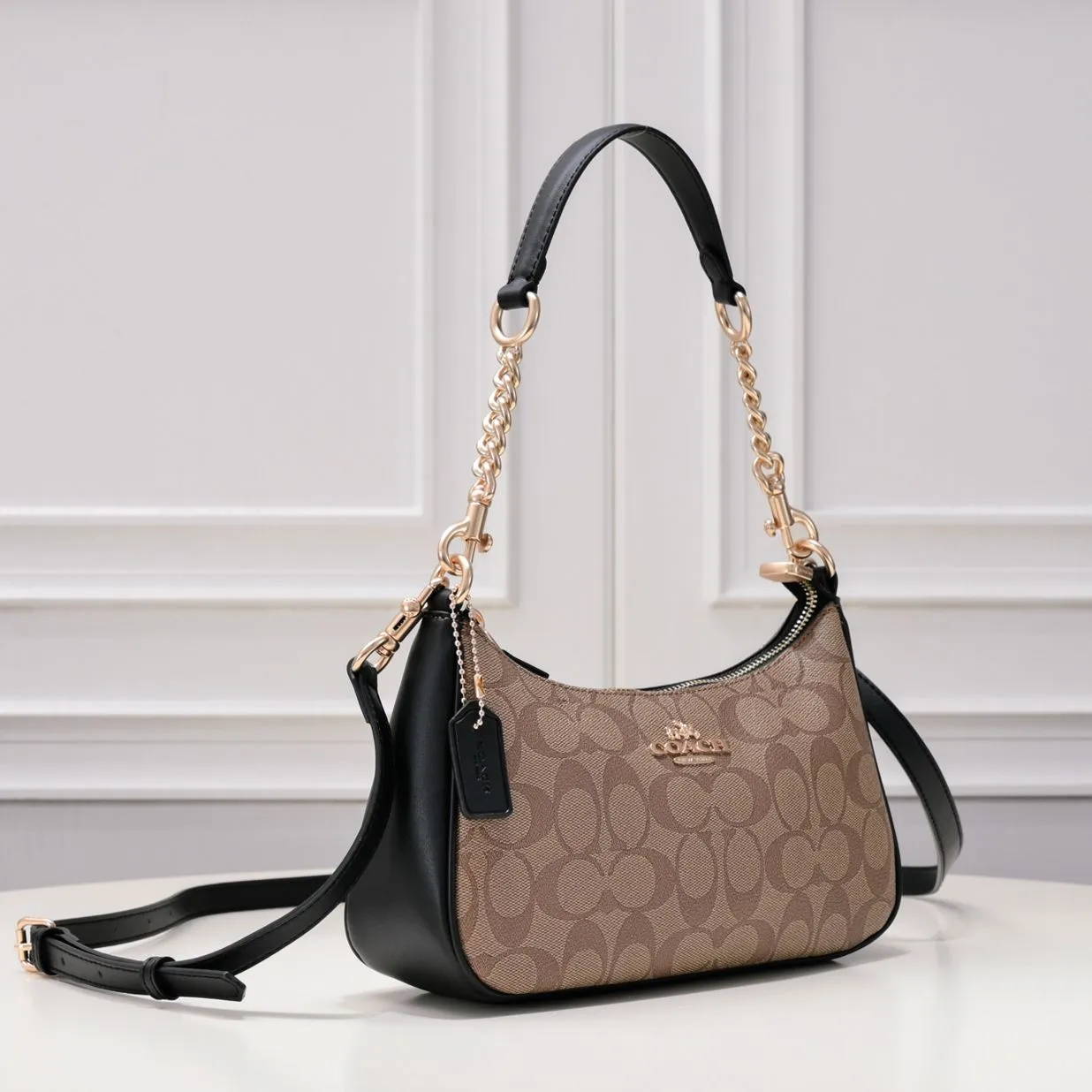 P260 [Top original order] Coach's new Teri underarm bag CA548 is larger than the mahjong bag, and the capacity zipper arc is more beautiful. It is equipped with two shoulder straps. The bag body is simple and elegant, and the stiff structure shows a capable and neat temperament. Dimensions: 24.5cm long x 13cm high x 6cm wide