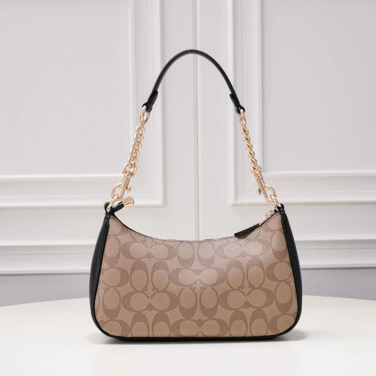 P260 [Top original order] Coach's new Teri underarm bag CA548 is larger than the mahjong bag, and the capacity zipper arc is more beautiful. It is equipped with two shoulder straps. The bag body is simple and elegant, and the stiff structure shows a capable and neat temperament. Dimensions: 24.5cm long x 13cm high x 6cm wide