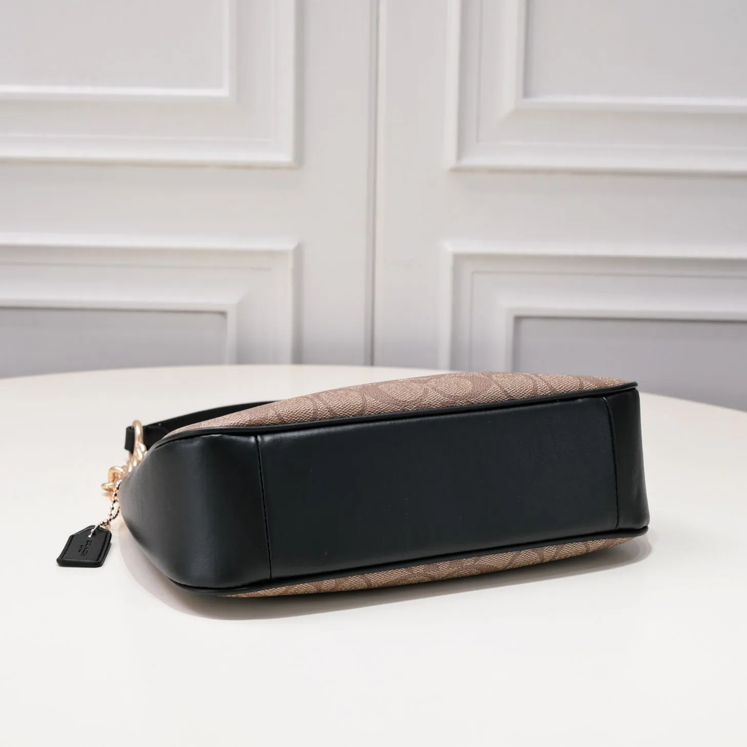 P260 [Top original order] Coach's new Teri underarm bag CA548 is larger than the mahjong bag, and the capacity zipper arc is more beautiful. It is equipped with two shoulder straps. The bag body is simple and elegant, and the stiff structure shows a capable and neat temperament. Dimensions: 24.5cm long x 13cm high x 6cm wide
