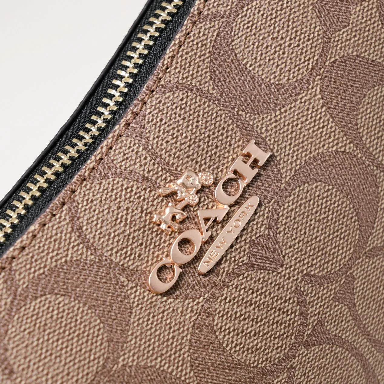 P260 [Top original order] Coach's new Teri underarm bag CA548 is larger than the mahjong bag, and the capacity zipper arc is more beautiful. It is equipped with two shoulder straps. The bag body is simple and elegant, and the stiff structure shows a capable and neat temperament. Dimensions: 24.5cm long x 13cm high x 6cm wide