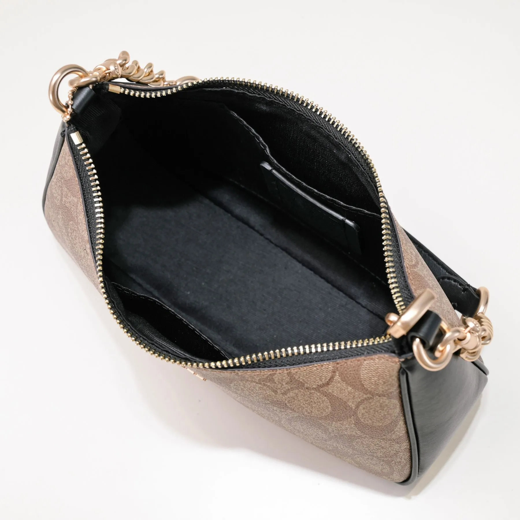 P260 [Top original order] Coach's new Teri underarm bag CA548 is larger than the mahjong bag, and the capacity zipper arc is more beautiful. It is equipped with two shoulder straps. The bag body is simple and elegant, and the stiff structure shows a capable and neat temperament. Dimensions: 24.5cm long x 13cm high x 6cm wide