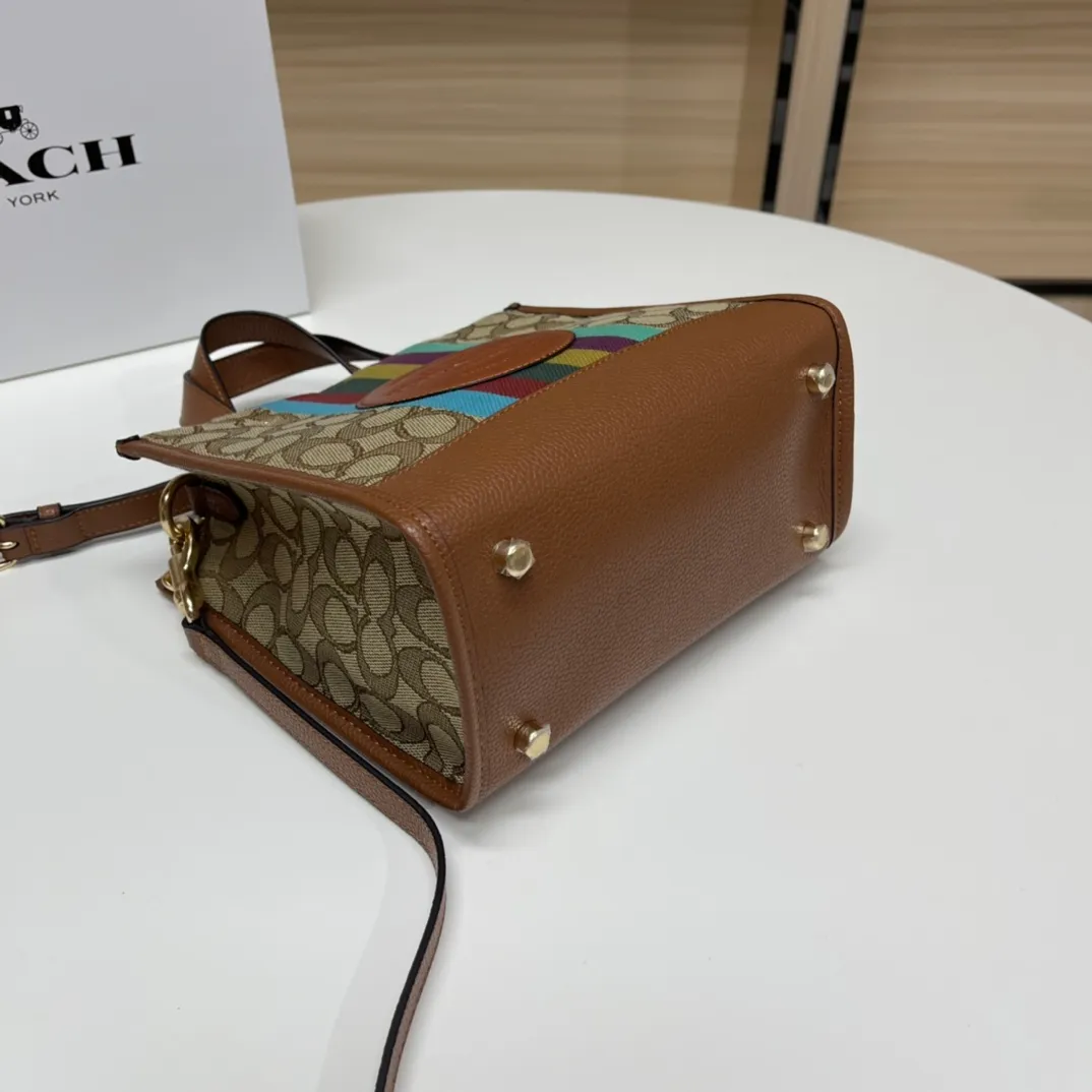 Batch 420💰. coach/Coach new model C5637 Dempsey mini canvas Field Tote 22 vertical small tote shopping bag, the bag is small, cute and can be packed. It is very suitable for petite girls, fashionable and versatile ~ 22x21x12cm,