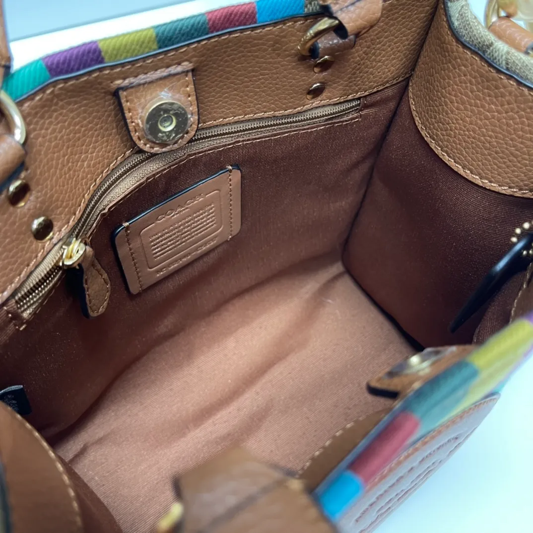Batch 420💰. coach/Coach new model C5637 Dempsey mini canvas Field Tote 22 vertical small tote shopping bag, the bag is small, cute and can be packed. It is very suitable for petite girls, fashionable and versatile ~ 22x21x12cm,