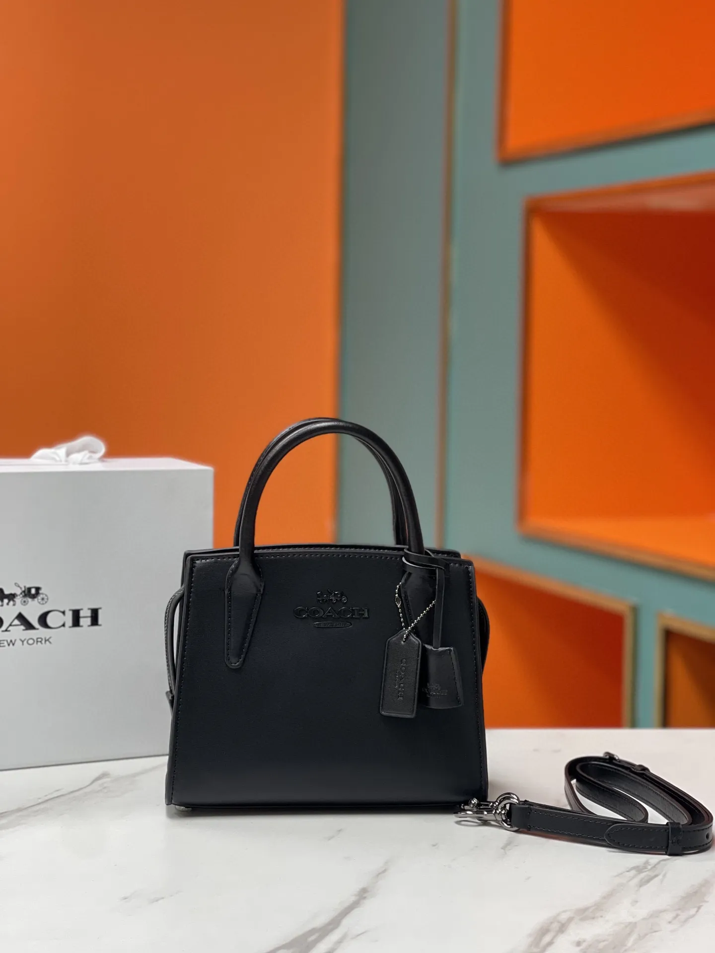 Batch 440💰COACH/Coach new model CP262 January new Andrea Diana bag, versatile bag for autumn and winter. Classic color matching, versatile style, timeless Diana bag, can be easily used and matched as a hand-held crossbody. The zipper design protects items from falling out. It is not too large but has a pleasant capacity, which is sufficient and easy to carry. Size 22X16.5X11.5