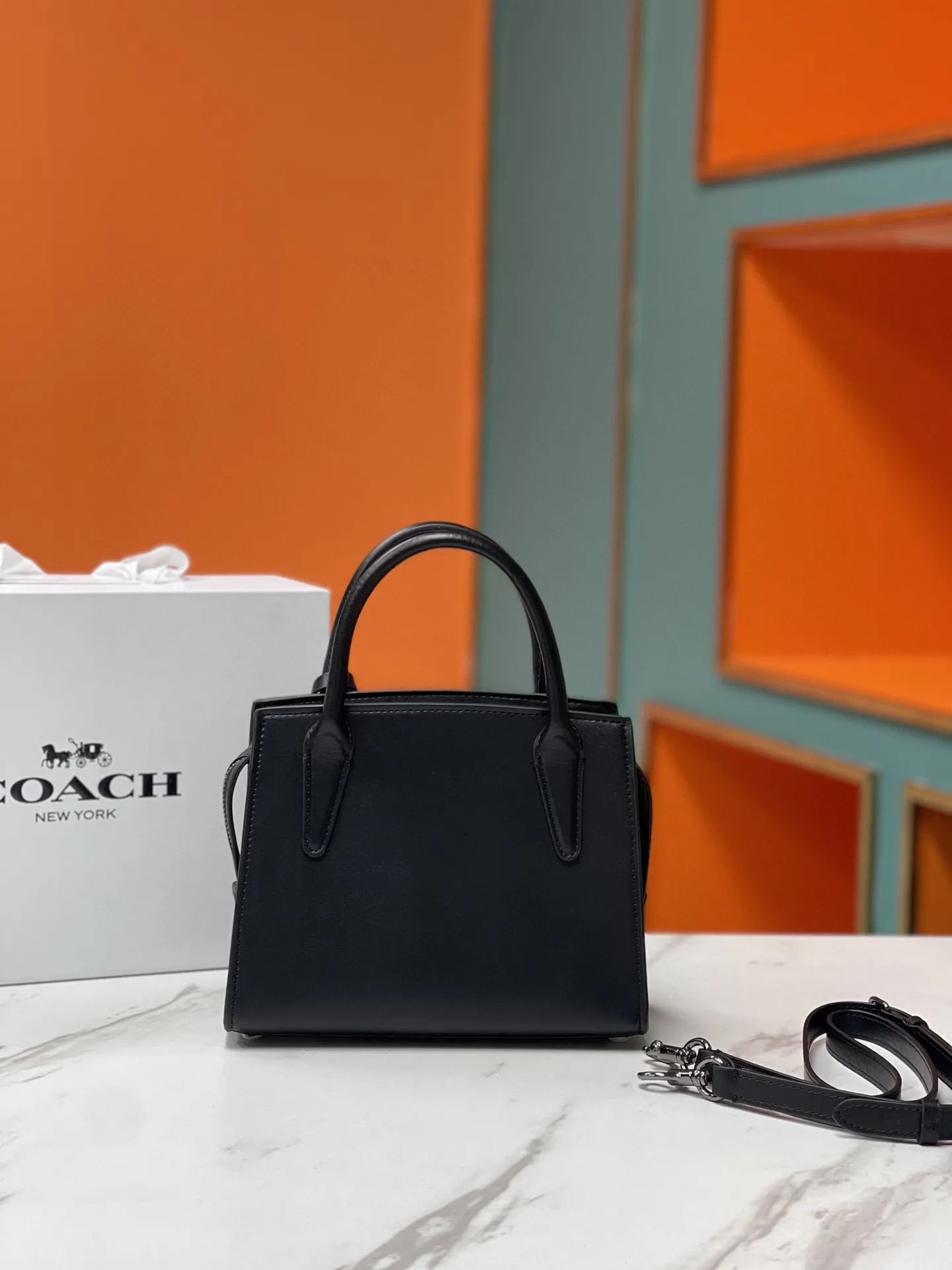 Batch 440💰COACH/Coach new model CP262 January new Andrea Diana bag, versatile bag for autumn and winter. Classic color matching, versatile style, timeless Diana bag, can be easily used and matched as a hand-held crossbody. The zipper design protects items from falling out. It is not too large but has a pleasant capacity, which is sufficient and easy to carry. Size 22X16.5X11.5