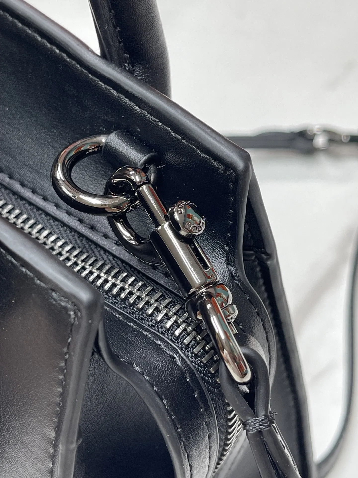 Batch 440💰COACH/Coach new model CP262 January new Andrea Diana bag, versatile bag for autumn and winter. Classic color matching, versatile style, timeless Diana bag, can be easily used and matched as a hand-held crossbody. The zipper design protects items from falling out. It is not too large but has a pleasant capacity, which is sufficient and easy to carry. Size 22X16.5X11.5