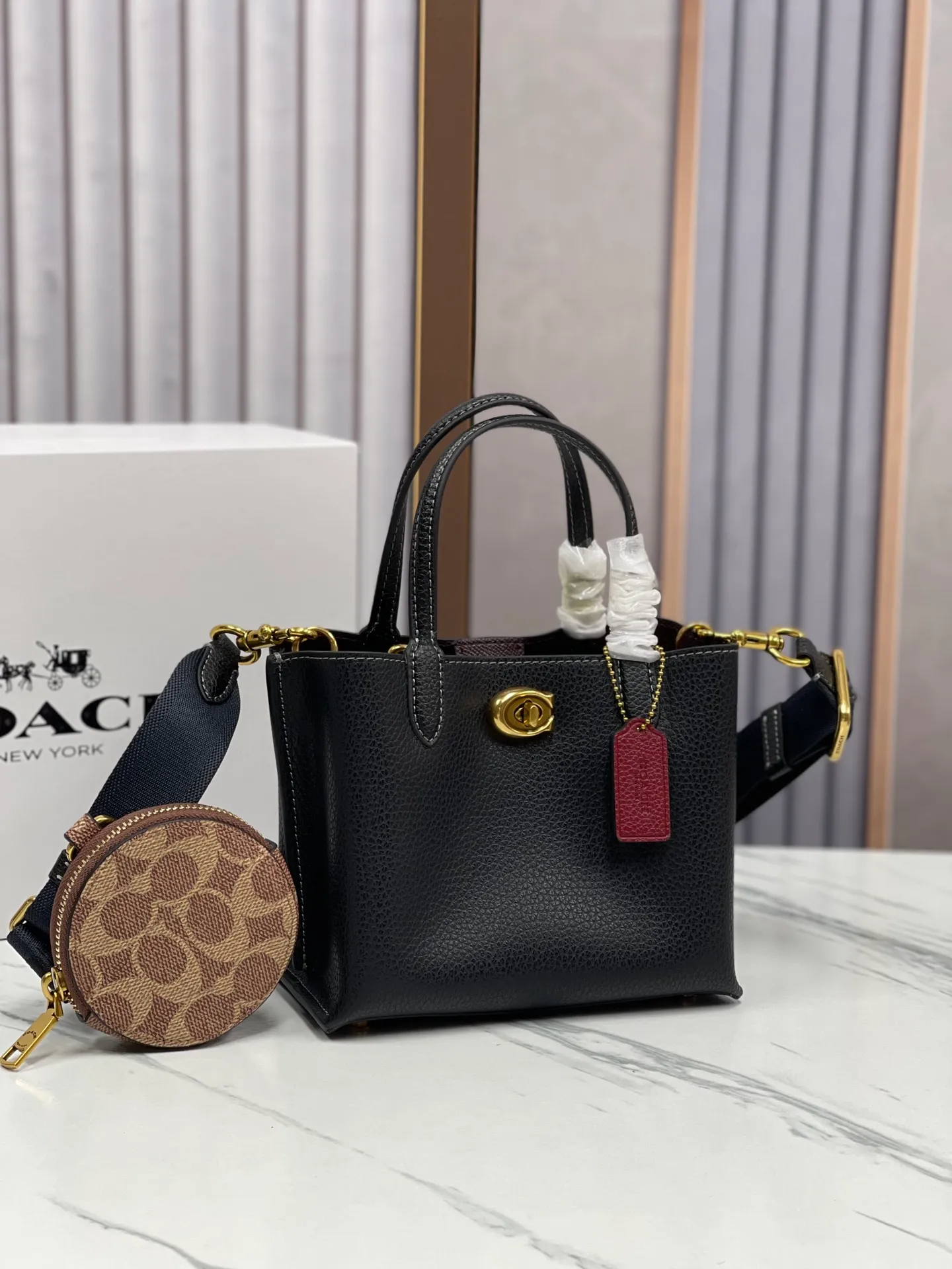 P440💰😍Coach’s new tote model of the Willow series, model CW459 CW550 18, is completely different from the previous ones! This one matches the latest casual style with wide width and logo, and this is the only one with a coin bag, which is super special. Size: 18*10*14