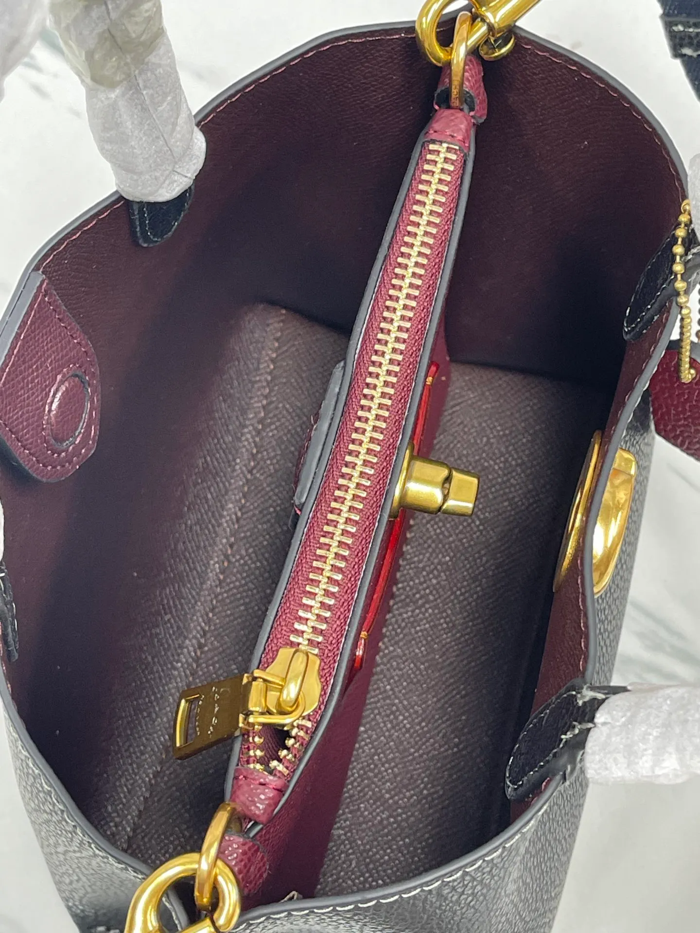 P440💰😍Coach’s new tote model of the Willow series, model CW459 CW550 18, is completely different from the previous ones! This one matches the latest casual style with wide width and logo, and this is the only one with a coin bag, which is super special. Size: 18*10*14