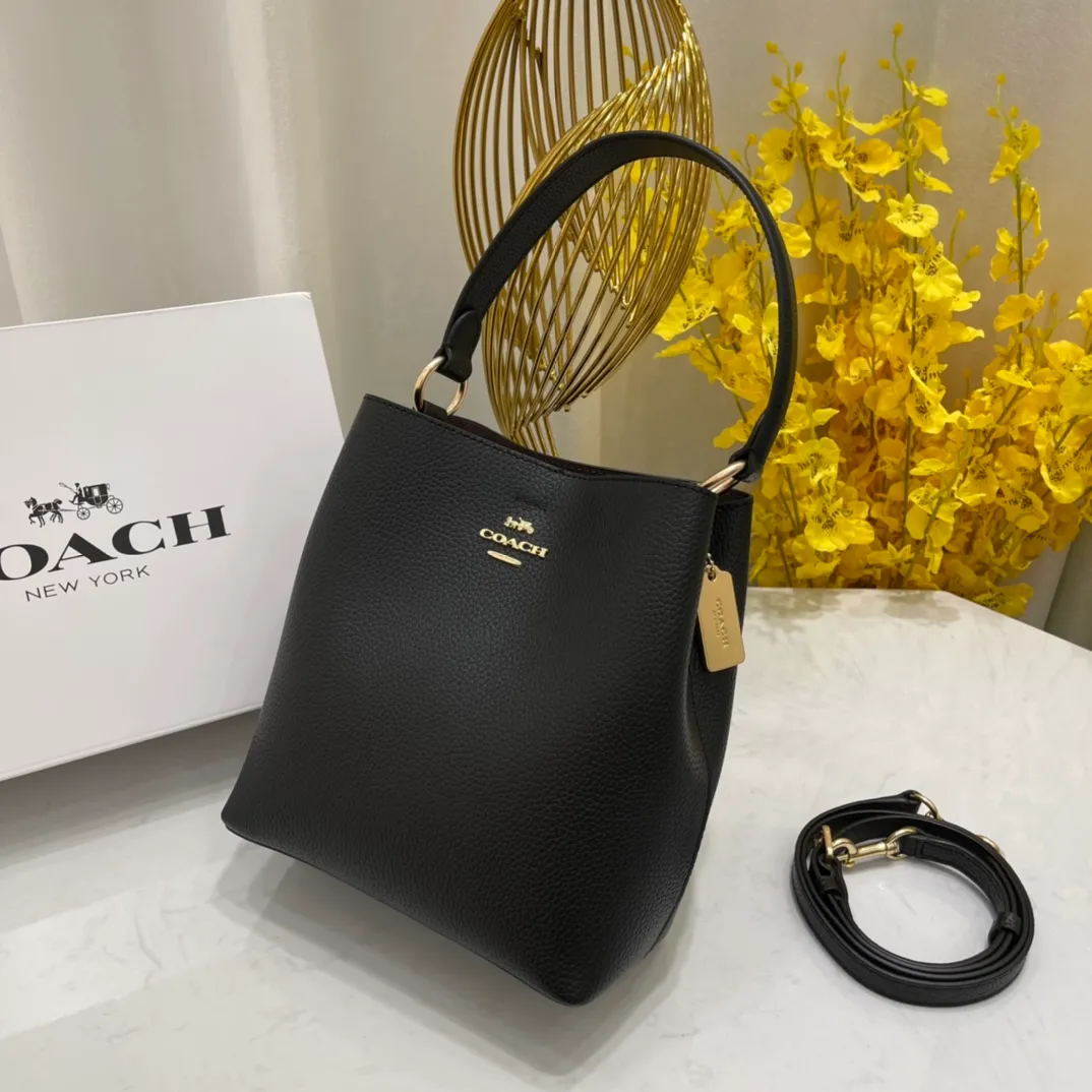 Batch 440💰 Coach/Coach new model, new carriage bucket with small logo, simple and not fancy, versatile and beautiful, large storage capacity, hot model🔥, new model synchronized at the counter, laminated zipper bag, imported cowhide, exquisite handwork, size 22X22X10, model 2312🌸