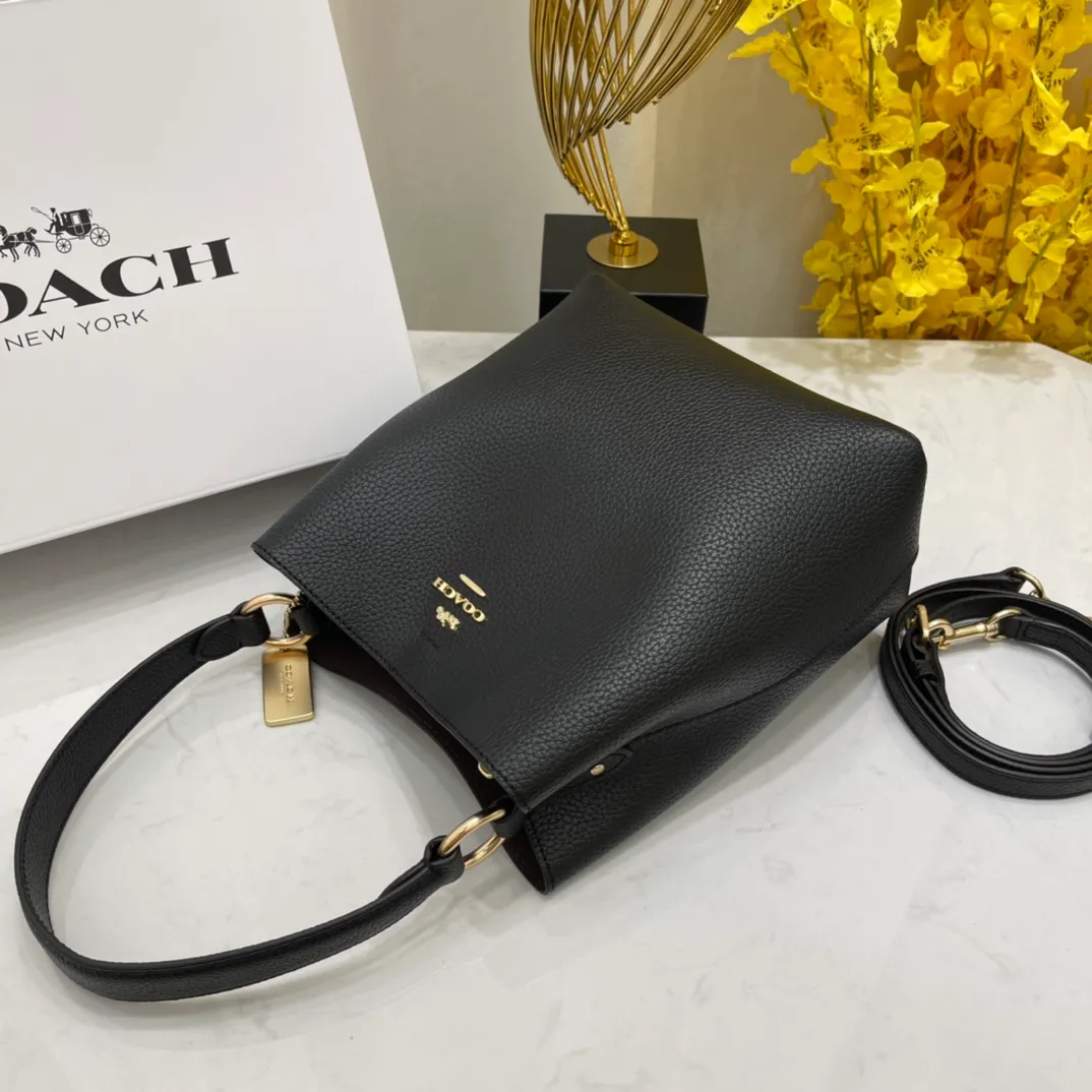 Batch 440💰 Coach/Coach new model, new carriage bucket with small logo, simple and not fancy, versatile and beautiful, large storage capacity, hot model🔥, new model synchronized at the counter, laminated zipper bag, imported cowhide, exquisite handwork, size 22X22X10, model 2312🌸