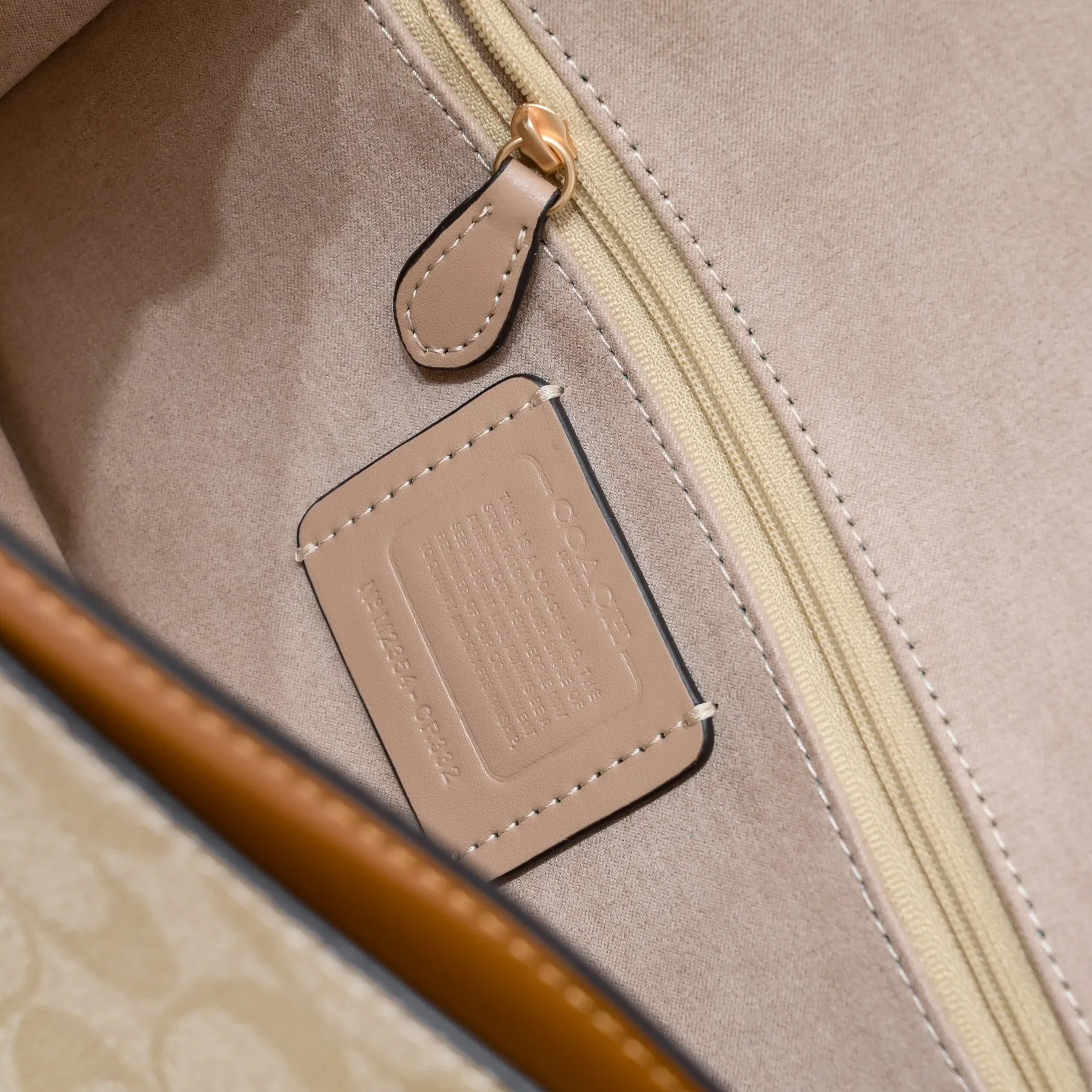 P440 [Top original order] New COACH MORGAN classic one-shoulder cross-body armpit bag CR332 milk tea splicing design ~ two different shades of presbyopic fabrics, exquisite and layered, elegant and generous ~ visually very harmonious and versatile! Size:26.5*6.5*14cm