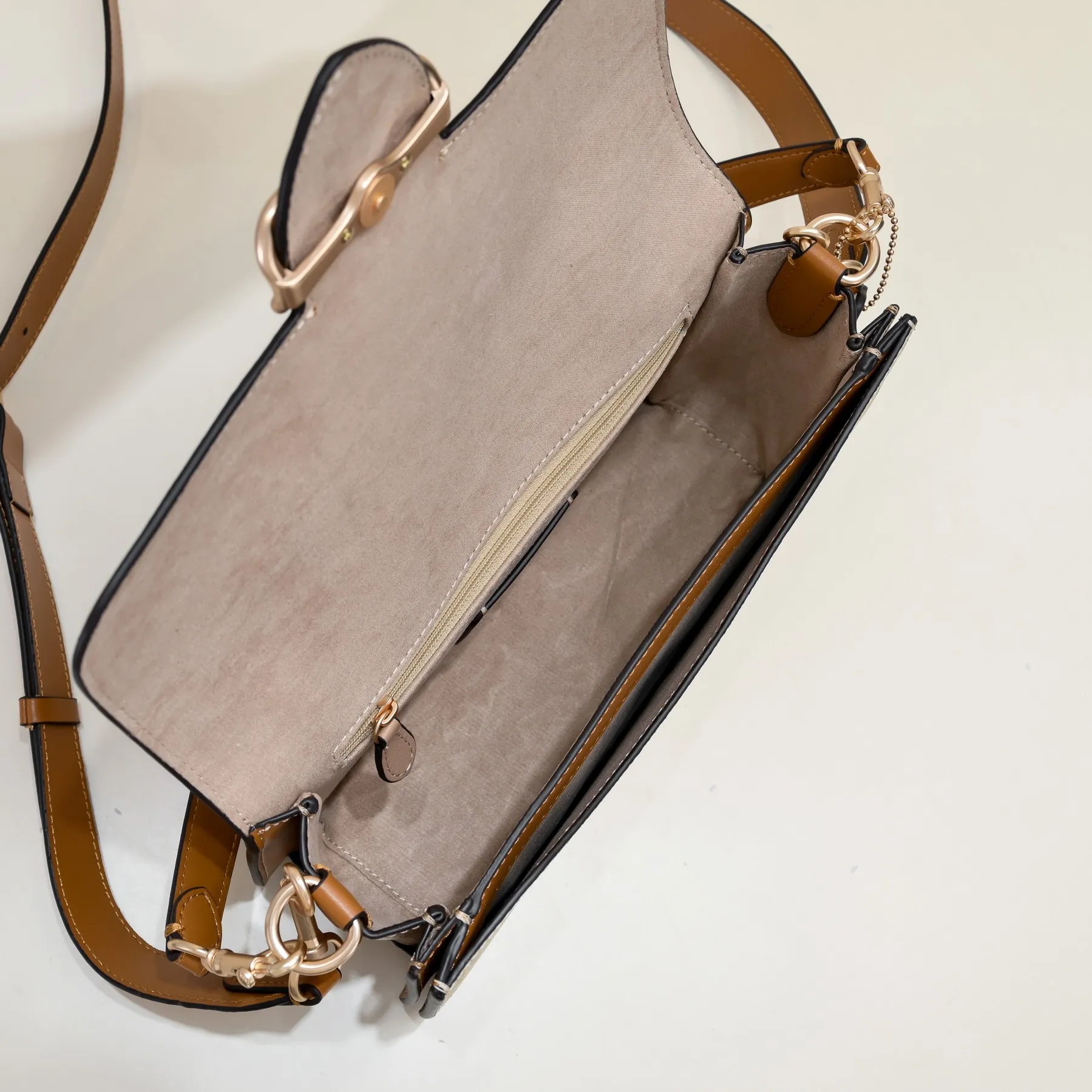 P440 [Top original order] New COACH MORGAN classic one-shoulder cross-body armpit bag CR332 milk tea splicing design ~ two different shades of presbyopic fabrics, exquisite and layered, elegant and generous ~ visually very harmonious and versatile! Size:26.5*6.5*14cm