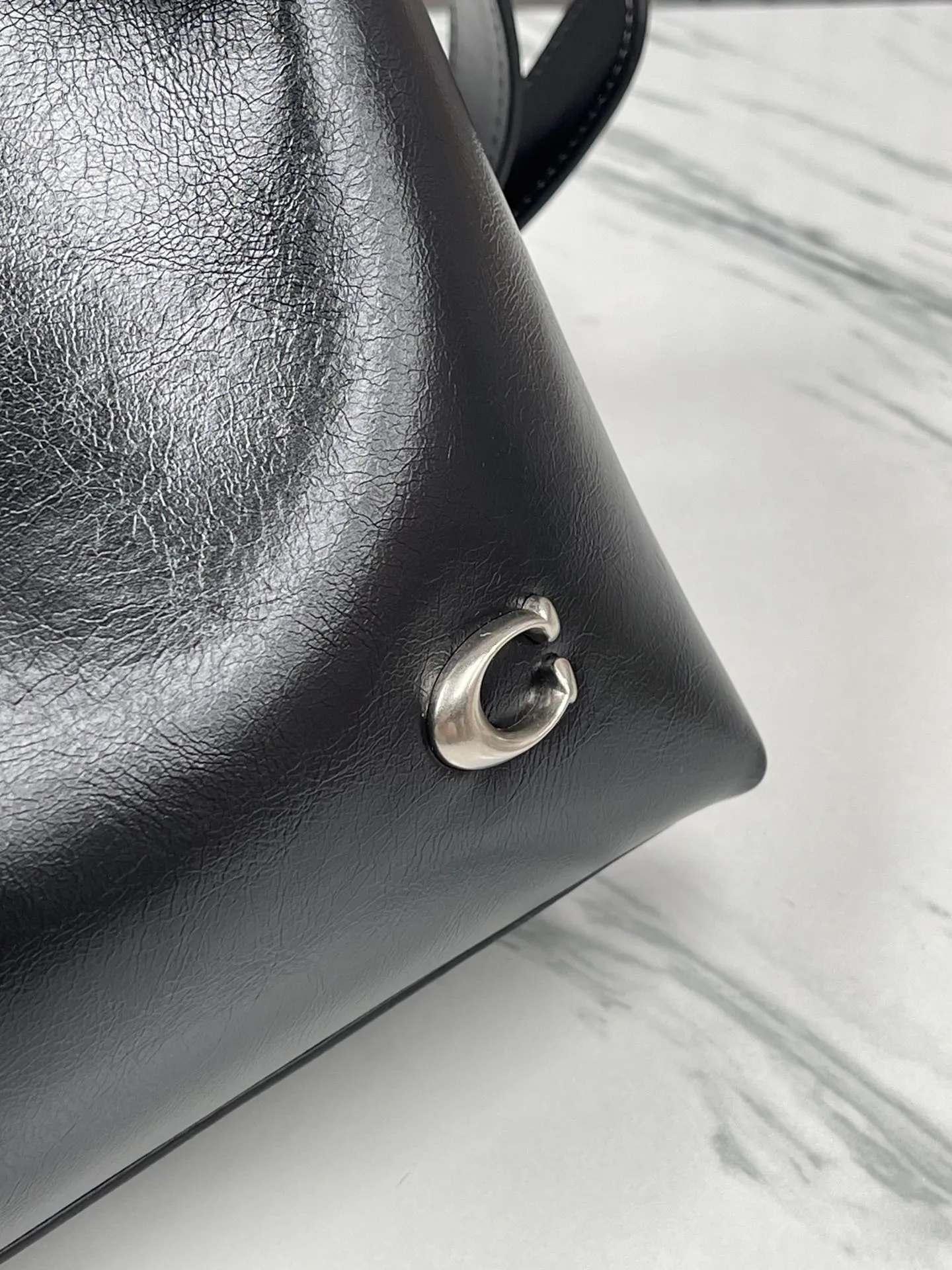 Top original order, batch 440💰 coach new model, new model CR652 in April. Juliet Shoulder with oil wax leather texture, super simple and elegant style. I love it. It is made of ultra-light material design. It can be worn cross-body under the arm. The capacity is also very large. You can put an umbrella in it. I like the three colors. Size: 30·22·11.5
