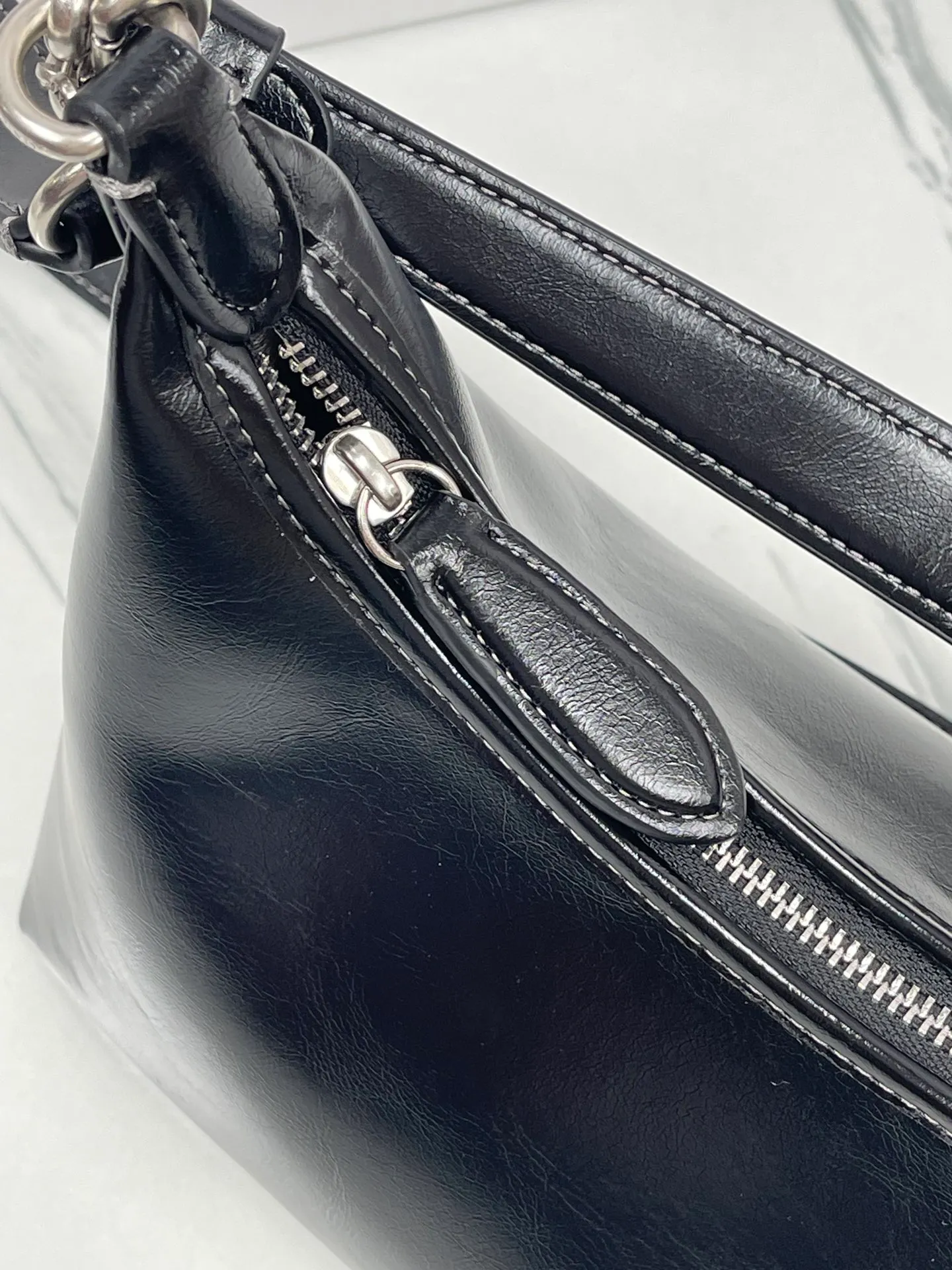 Top original order, batch 440💰 coach new model, new model CR652 in April. Juliet Shoulder with oil wax leather texture, super simple and elegant style. I love it. It is made of ultra-light material design. It can be worn cross-body under the arm. The capacity is also very large. You can put an umbrella in it. I like the three colors. Size: 30·22·11.5