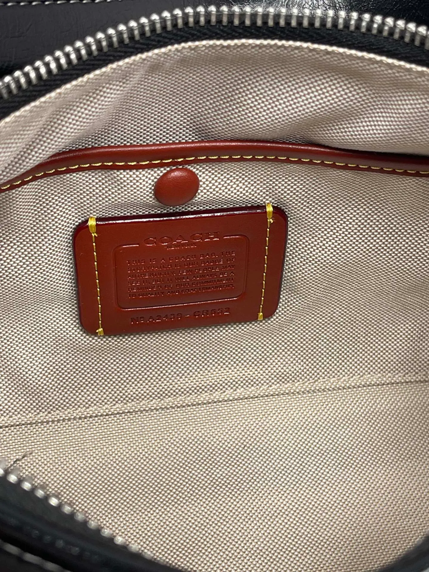 Top original order, batch 440💰 coach new model, new model CR652 in April. Juliet Shoulder with oil wax leather texture, super simple and elegant style. I love it. It is made of ultra-light material design. It can be worn cross-body under the arm. The capacity is also very large. You can put an umbrella in it. I like the three colors. Size: 30·22·11.5
