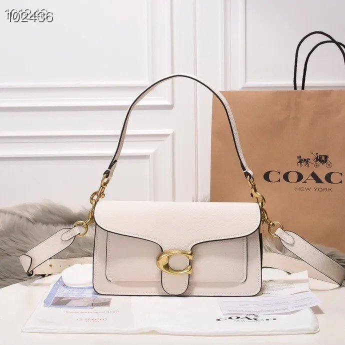 The classic Coach Quinlivan Bacchus bag 73995 is fashionable and versatile, simple and elegant. With a long strap, it is another style, cute and fresh! This bag is really versatile! It is not very heavy, and the leather is very comfortable to touch, not easily deformed, soft and comfortable! Size: 26*15*7.5cm