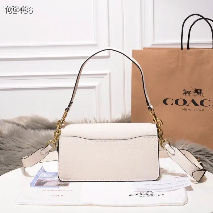 The classic Coach Quinlivan Bacchus bag 73995 is fashionable and versatile, simple and elegant. With a long strap, it is another style, cute and fresh! This bag is really versatile! It is not very heavy, and the leather is very comfortable to touch, not easily deformed, soft and comfortable! Size: 26*15*7.5cm