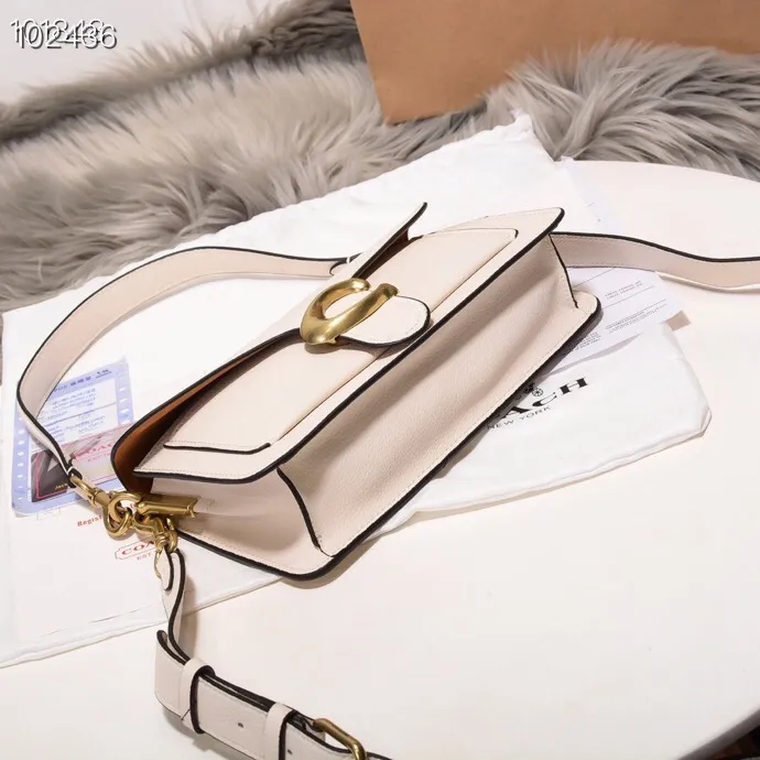 The classic Coach Quinlivan Bacchus bag 73995 is fashionable and versatile, simple and elegant. With a long strap, it is another style, cute and fresh! This bag is really versatile! It is not very heavy, and the leather is very comfortable to touch, not easily deformed, soft and comfortable! Size: 26*15*7.5cm