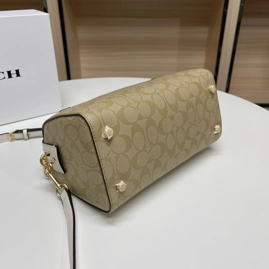 Top original order, batch 480💰COACH/Coach’s new Boston bag 83607 is a super practical bag, regardless of age or season. The bag has a large space and can hold a lot of things. This bag has a long shoulder strap and can be worn cross-body. Size:26*15*13cm