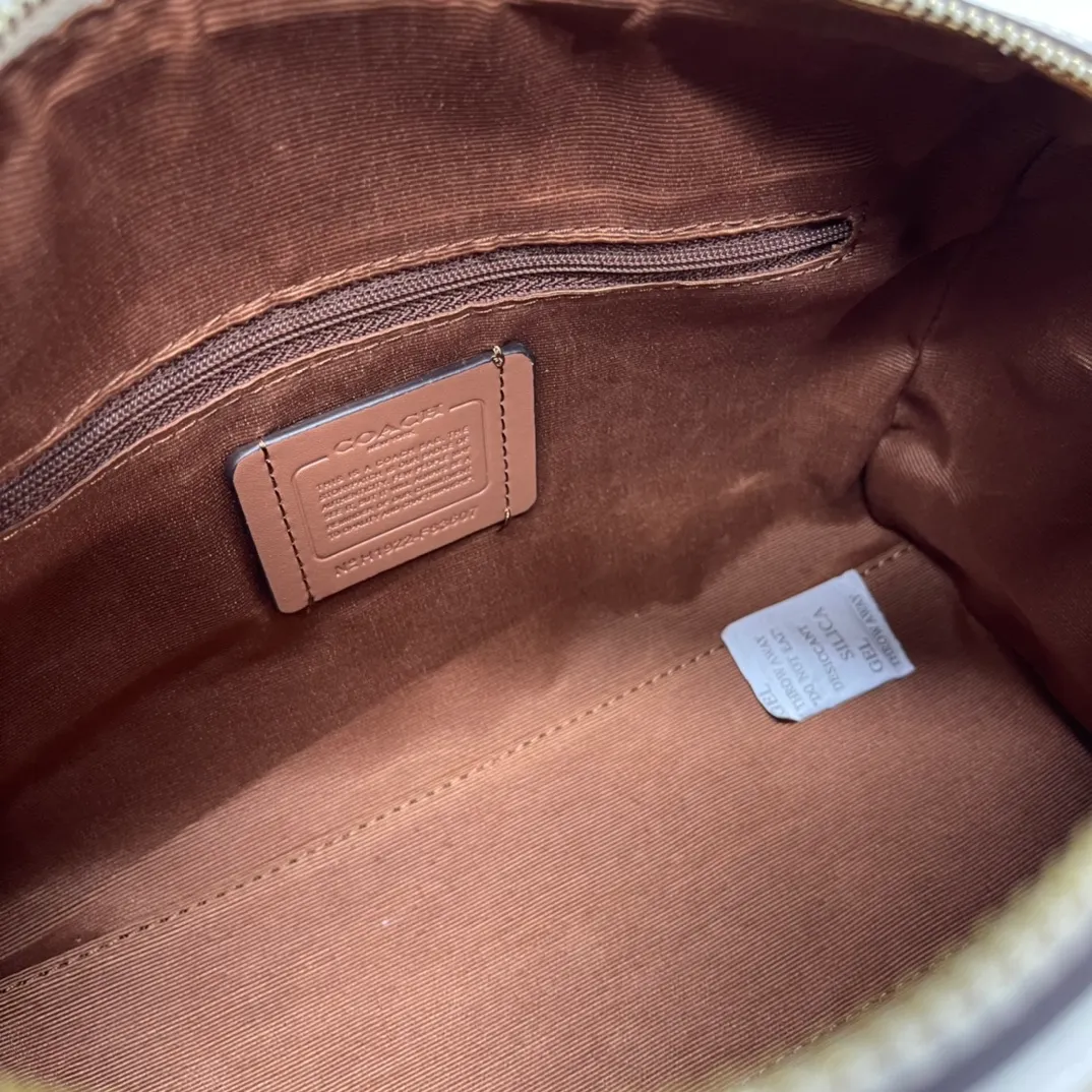 Top original order, batch 480💰COACH/Coach’s new Boston bag 83607 is a super practical bag, regardless of age or season. The bag has a large space and can hold a lot of things. This bag has a long shoulder strap and can be worn cross-body. Size:26*15*13cm