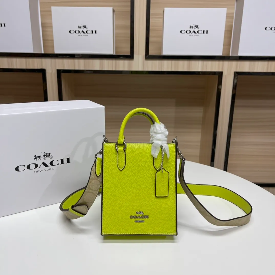 Top original order 📣Batch 380💰New small tote CJ494 light card with white, brown with black CJ501 lemon yellow, orange CK170 beige Mini Tote small music bag The overall color system is very suitable for the hot summer. The bag shape is a simple music bag. The matching shoulder strap can be worn cross-body and detachable. It is very convenient and versatile. The magnetic buckle seal is small and very good for taking photos. Sports and leisure without losing classic elements, it can be perfectly matched with different styles. Size: 14*17*5