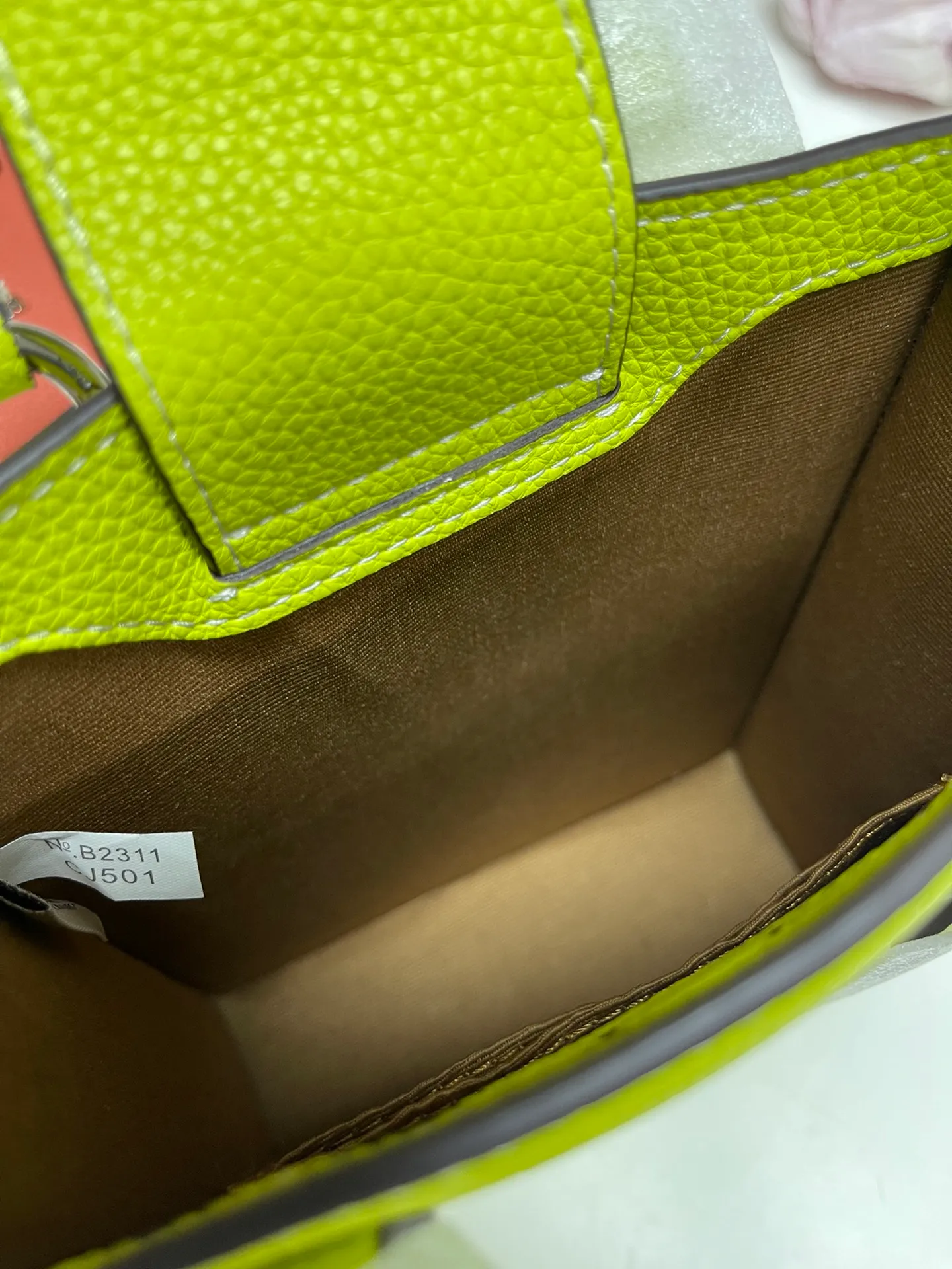 Top original order 📣Batch 380💰New small tote CJ494 light card with white, brown with black CJ501 lemon yellow, orange CK170 beige Mini Tote small music bag The overall color system is very suitable for the hot summer. The bag shape is a simple music bag. The matching shoulder strap can be worn cross-body and detachable. It is very convenient and versatile. The magnetic buckle seal is small and very good for taking photos. Sports and leisure without losing classic elements, it can be perfectly matched with different styles. Size: 14*17*5