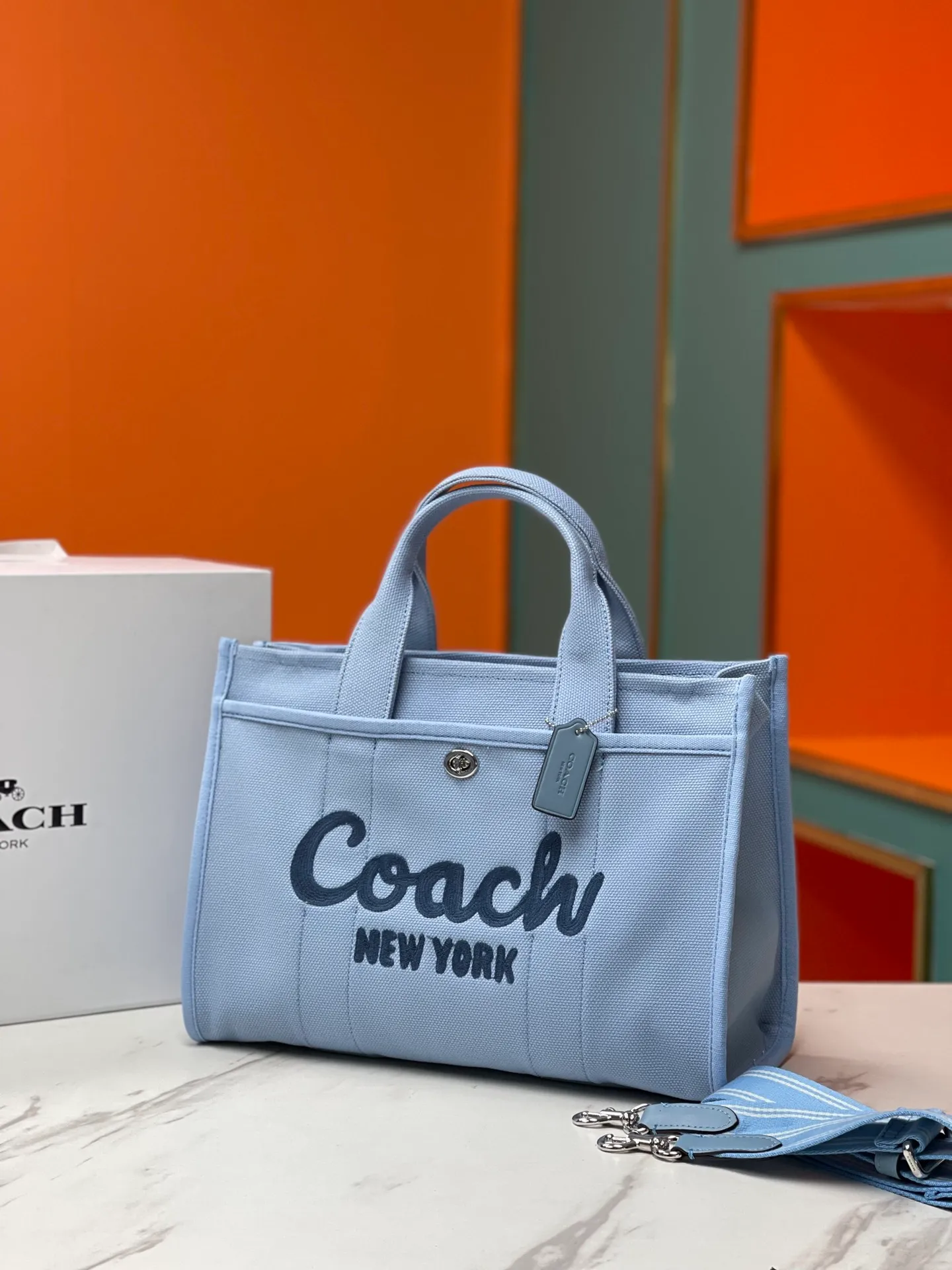 Top original order, batch 480💰Coach’s January new model CP416 cargo tote bag is a must-have for commuting and meets daily needs. Exquisite letter embroidery texture and full closed zipper design, very safe√Size: 33X24X14