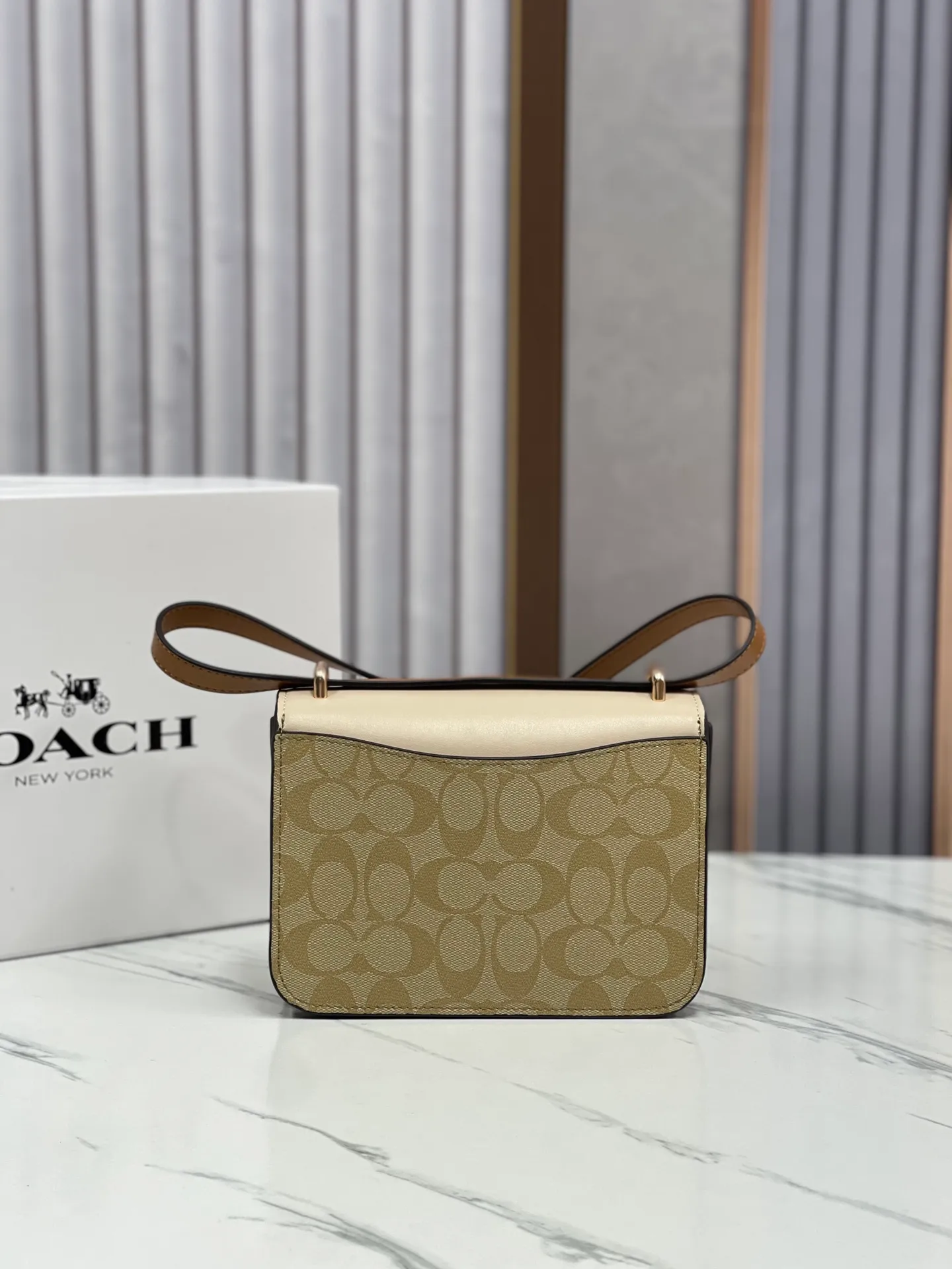 Top original order, batch 460💰coach/Coach new model CR329 Morgan series is a must-have for Valentine's Day gifts. Exquisite, compact and playful, wear-resistant and scratch-resistant. The built-in compartment can accommodate a variety of personal belongings. Girls don't have to worry about their belongings when going out. The shoulder strap can be adjusted diagonally or over one shoulder. Super practical size 18.5X15X6