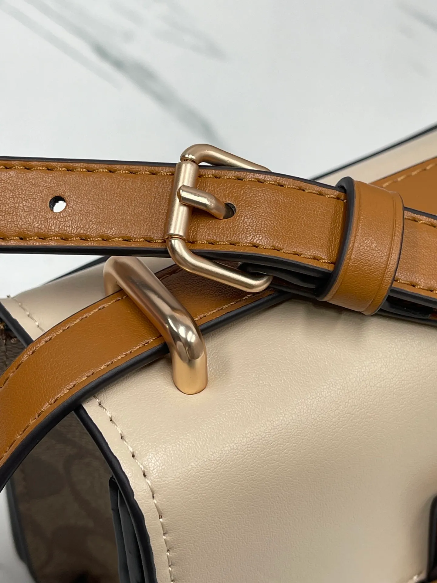 Top original order, batch 460💰coach/Coach new model CR329 Morgan series is a must-have for Valentine's Day gifts. Exquisite, compact and playful, wear-resistant and scratch-resistant. The built-in compartment can accommodate a variety of personal belongings. Girls don't have to worry about their belongings when going out. The shoulder strap can be adjusted diagonally or over one shoulder. Super practical size 18.5X15X6