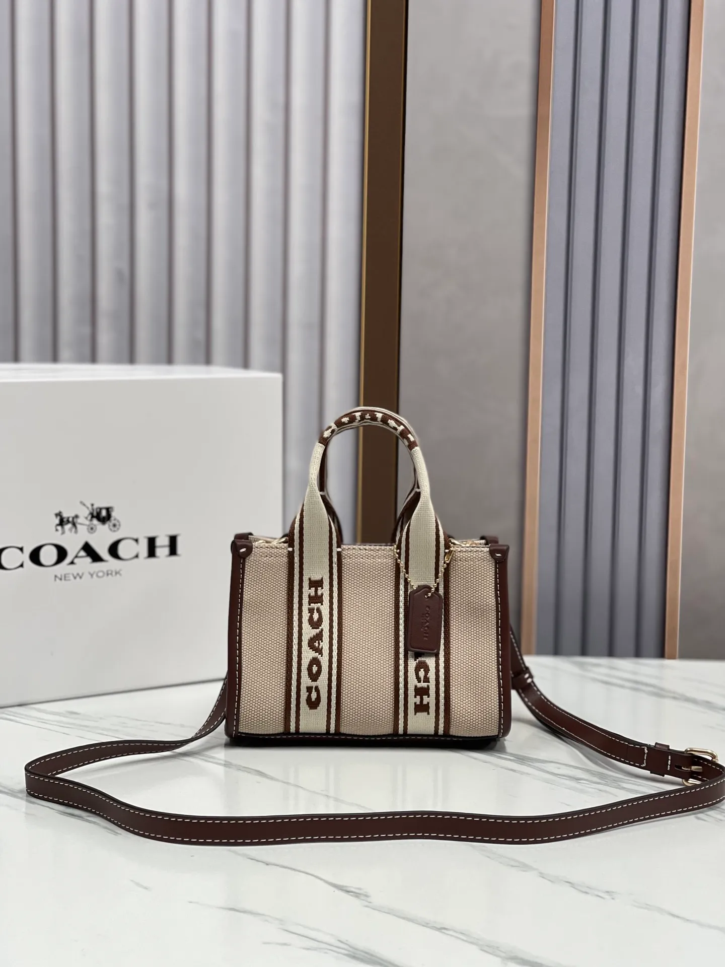 Batch 440💰Coach/Coach new model CS618 milk white canvas SMITH mini small canvas and leather retro hand-held crossbody bag, the upper body is small and cute, very versatile ~ 16.5x11x8cm.