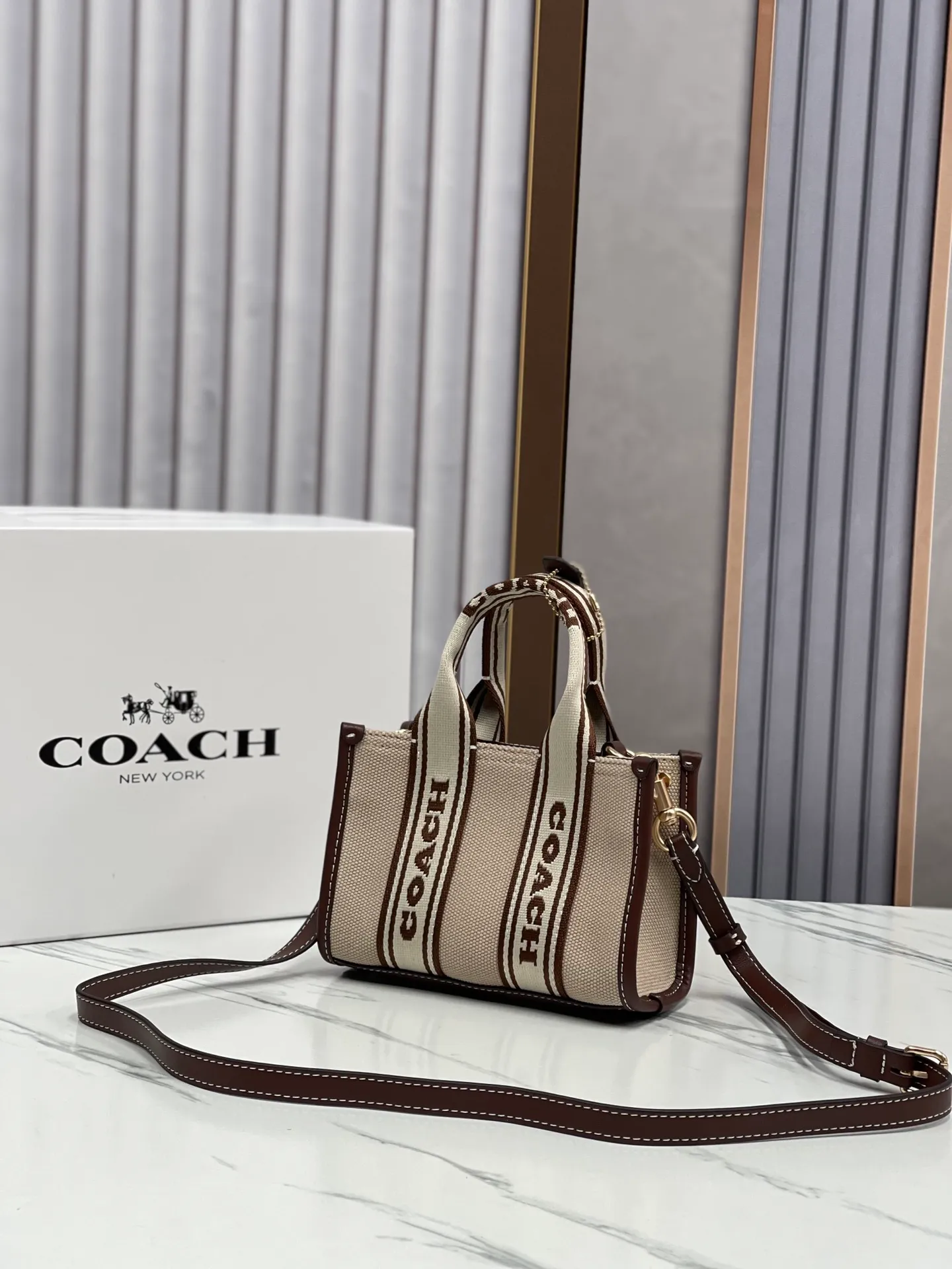 Batch 440💰Coach/Coach new model CS618 milk white canvas SMITH mini small canvas and leather retro hand-held crossbody bag, the upper body is small and cute, very versatile ~ 16.5x11x8cm.