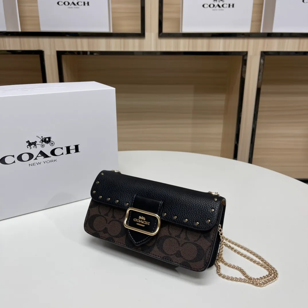 Top original order, batch 420💰New chain bag model CF474🚀Morgan series iron chain crossbody. My favorite small and portable iron chain bag. It is enough to carry small things when going out, and there is no problem with mobile phones. Matching: This version plus this color matching, it can be matched with anything. Versatile style! You can’t go wrong with anything. Small and cute. Chain: This is a chain shoulder strap, which can be changed at will, either long and cross-body, or short on the side. You can also use it as an evening bag without the shoulder strap. It’s so beautiful and versatile ~ Size: 20*10*4.5.