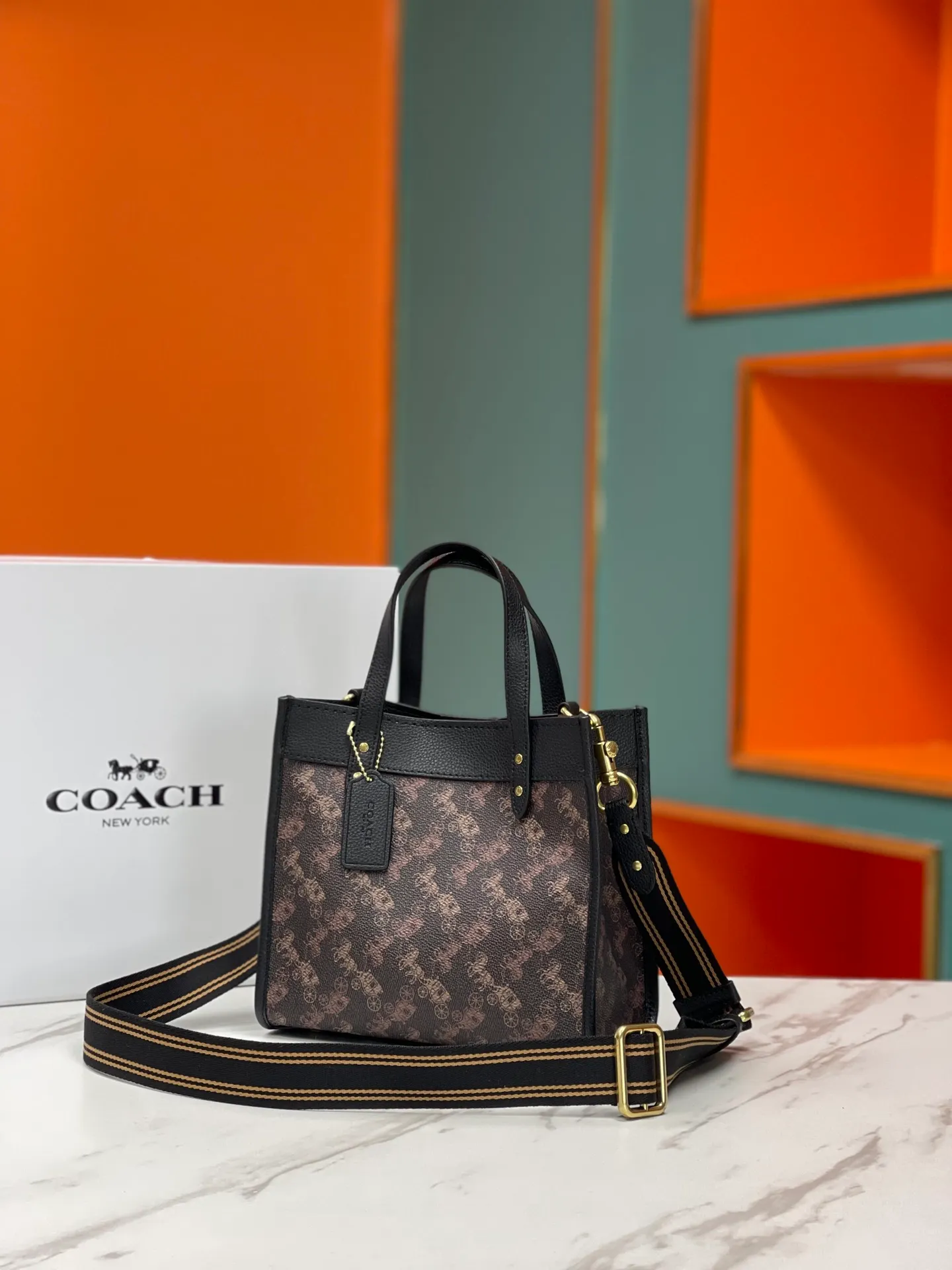 Batch 420💰coach/Coach new counter new color model number CM710. Coach Field Tote 22 Classic C logo series tote, simple yet high-end. Square and square. It looks cute and cute. It can be carried in the hand, on the shoulder, or cross-body. It is versatile and practical. It is super popular ~ the favorite of petite girls~ Size: 22*21*12 cm,