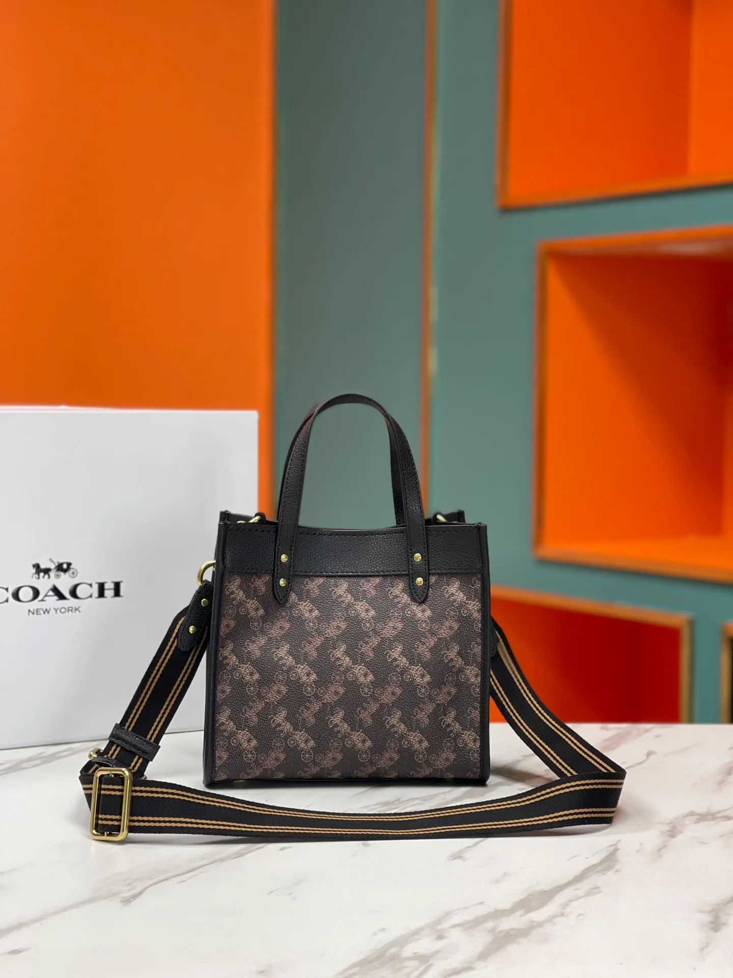 Batch 420💰coach/Coach new counter new color model number CM710. Coach Field Tote 22 Classic C logo series tote, simple yet high-end. Square and square. It looks cute and cute. It can be carried in the hand, on the shoulder, or cross-body. It is versatile and practical. It is super popular ~ the favorite of petite girls~ Size: 22*21*12 cm,