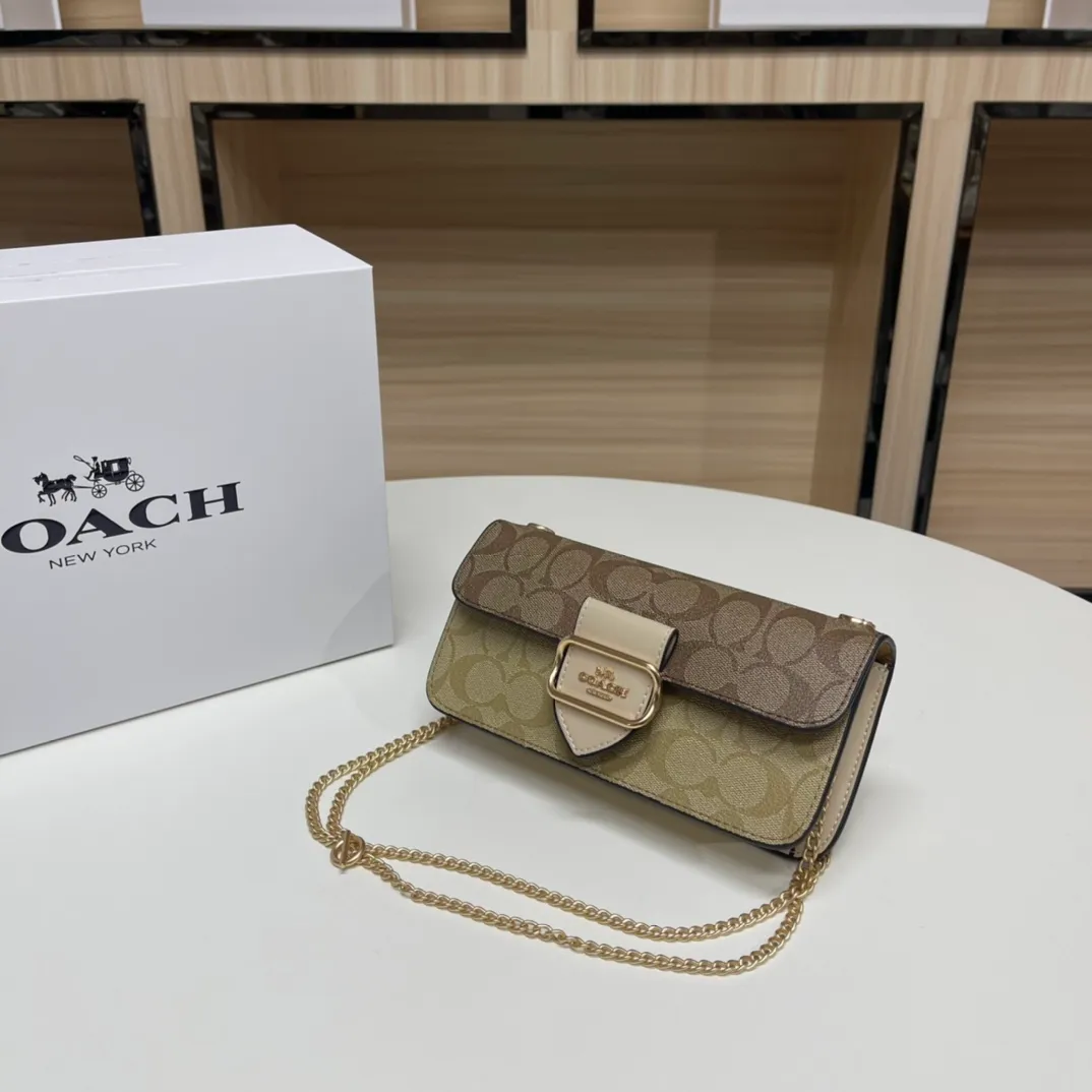 Top original order, batch 420💰New chain bag model CF167🚀Morgan series iron chain crossbody. My favorite small and portable iron chain bag. It is enough to carry small things when going out, and there is no problem with mobile phones. Matching: This version plus this color matching, it can be matched with anything. Versatile style! You can’t go wrong with anything. Small and cute. Chain: This is a chain shoulder strap, which can be changed at will, either long and cross-body, or short on the side. You can also use it as an evening bag without the shoulder strap. It’s so beautiful and versatile ~ Size: 20*10*4.5.