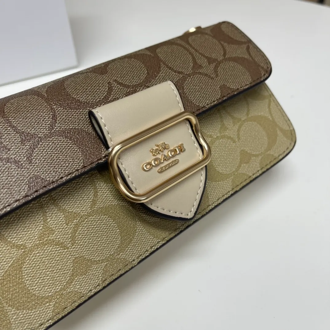 Top original order, batch 420💰New chain bag model CF167🚀Morgan series iron chain crossbody. My favorite small and portable iron chain bag. It is enough to carry small things when going out, and there is no problem with mobile phones. Matching: This version plus this color matching, it can be matched with anything. Versatile style! You can’t go wrong with anything. Small and cute. Chain: This is a chain shoulder strap, which can be changed at will, either long and cross-body, or short on the side. You can also use it as an evening bag without the shoulder strap. It’s so beautiful and versatile ~ Size: 20*10*4.5.