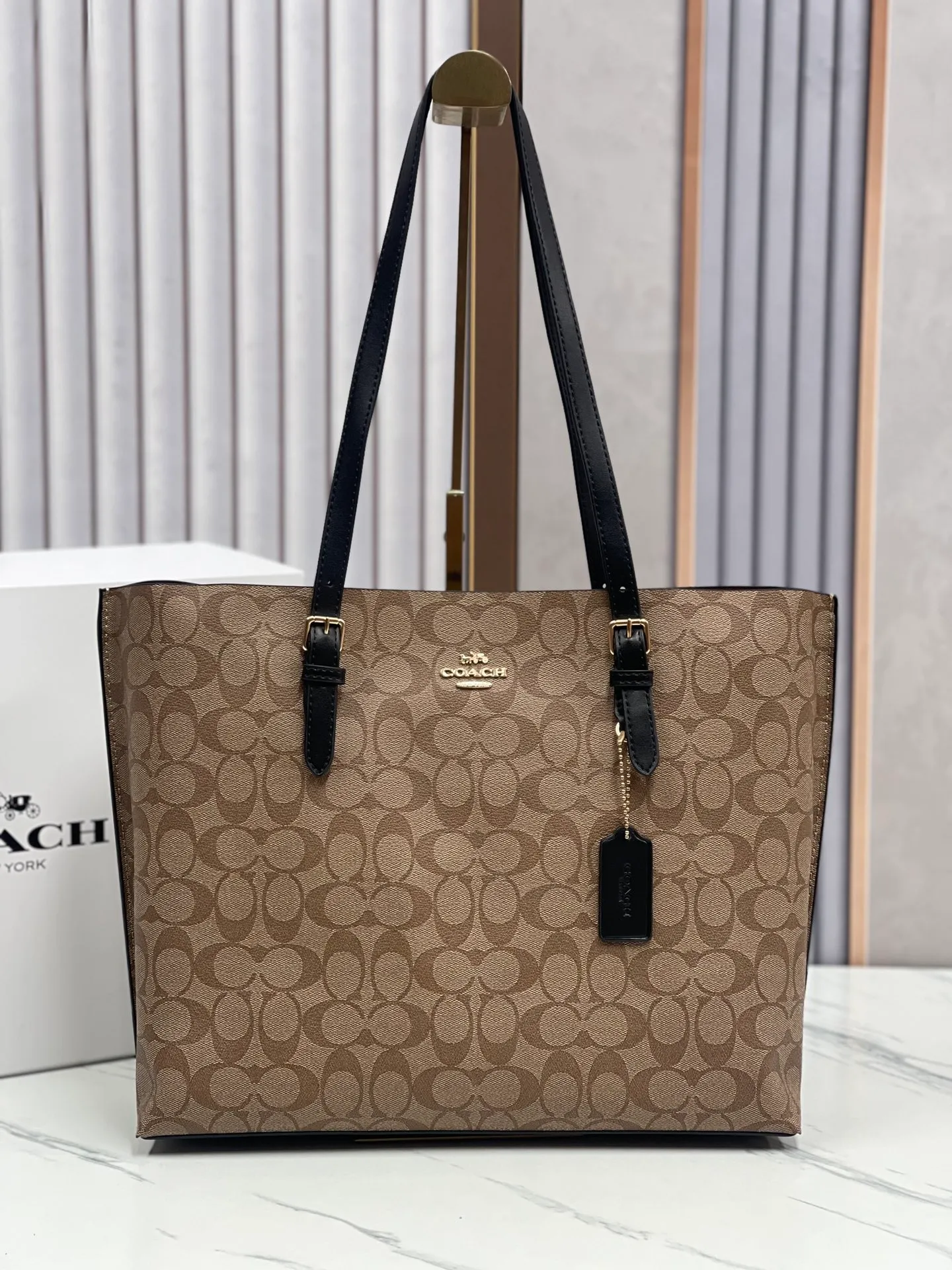 P440¥Coach’s counter model mollie tote series, model 1665, the new tote bag, the latest style, with compartments and zippers, convenient and private, and will make you consciously load them in categories. New bag appearance, large capacity, original opening. Size approximately 34/13/28,