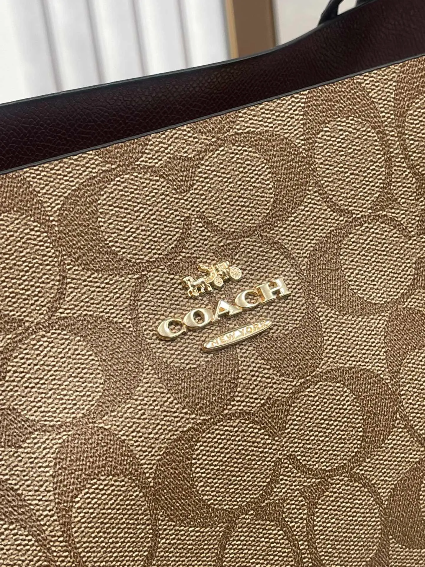 P440¥Coach’s counter model mollie tote series, model 1665, the new tote bag, the latest style, with compartments and zippers, convenient and private, and will make you consciously load them in categories. New bag appearance, large capacity, original opening. Size approximately 34/13/28,