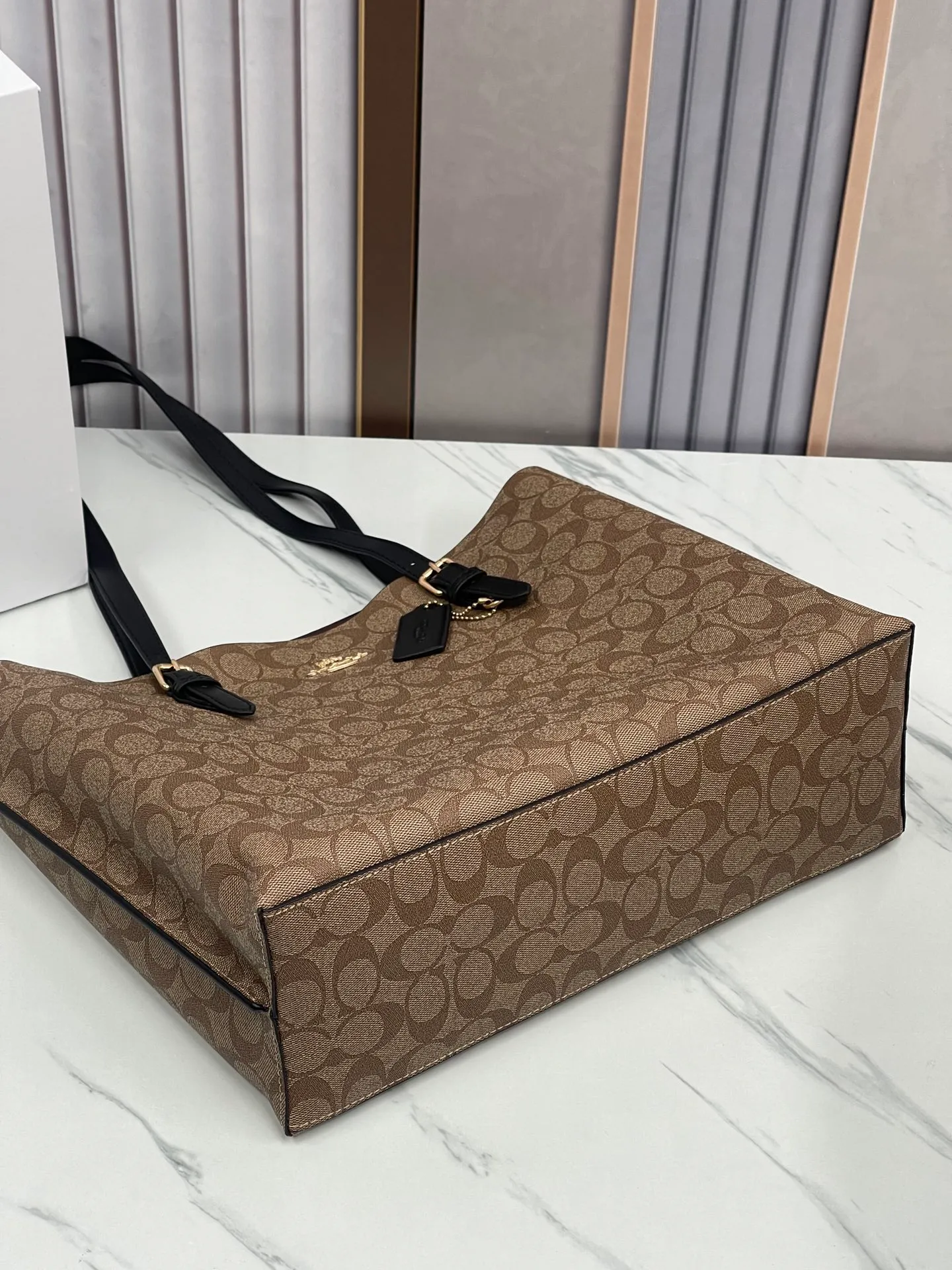 P440¥Coach’s counter model mollie tote series, model 1665, the new tote bag, the latest style, with compartments and zippers, convenient and private, and will make you consciously load them in categories. New bag appearance, large capacity, original opening. Size approximately 34/13/28,
