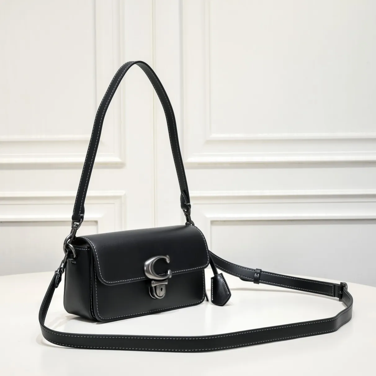 COACH STUDIO BAGUETTE handbag CE331 is a classic bag shape. The lining compartment design retains the original layering, and a card slot design is added inside for convenient storage. The detachable double shoulder strap design can be matched with different styles! Size:20*11*6cm
