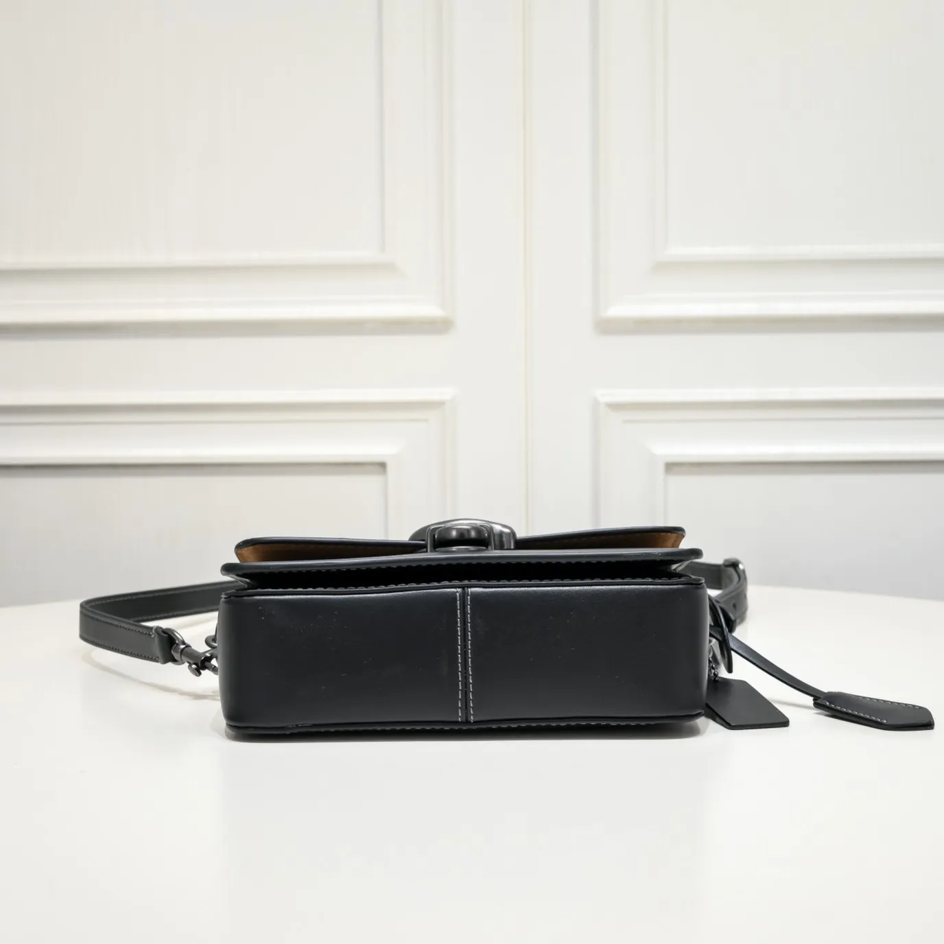 COACH STUDIO BAGUETTE handbag CE331 is a classic bag shape. The lining compartment design retains the original layering, and a card slot design is added inside for convenient storage. The detachable double shoulder strap design can be matched with different styles! Size:20*11*6cm